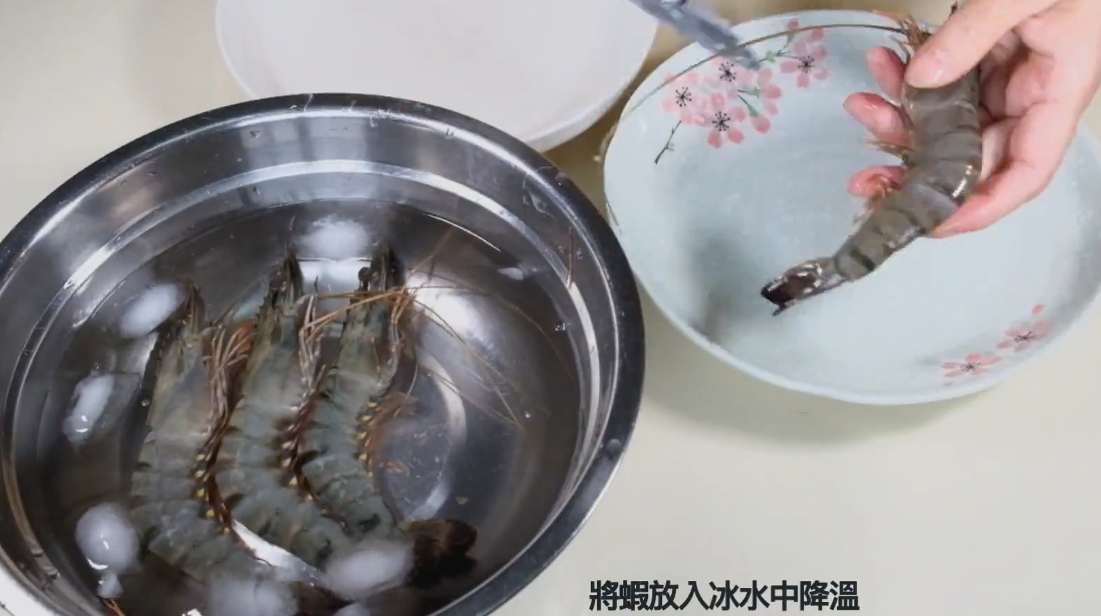鮮蝦保鮮方法,將蝦放入冰水中降溫
