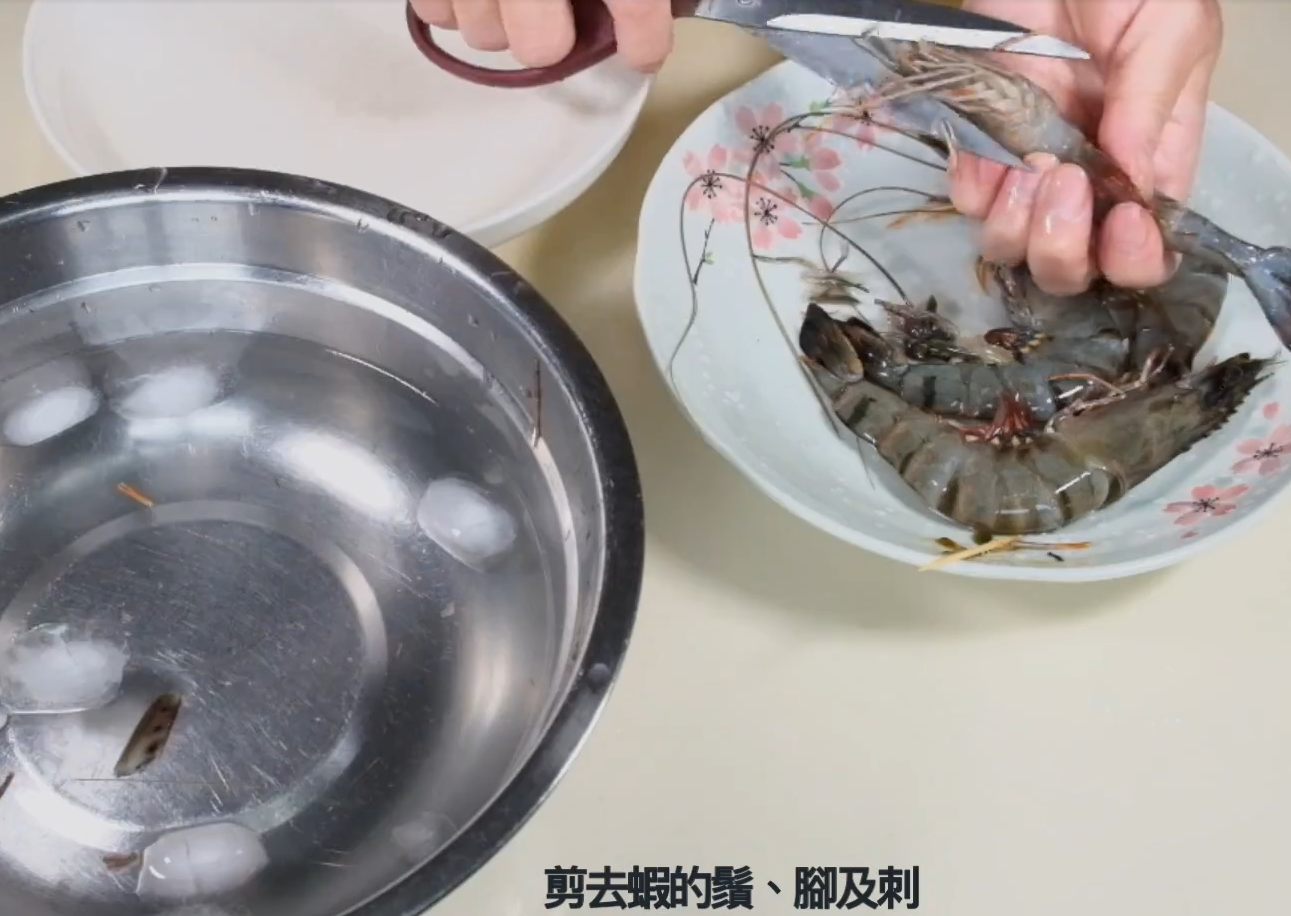 鮮蝦保鮮方法,剪去蝦鬚、腳及刺