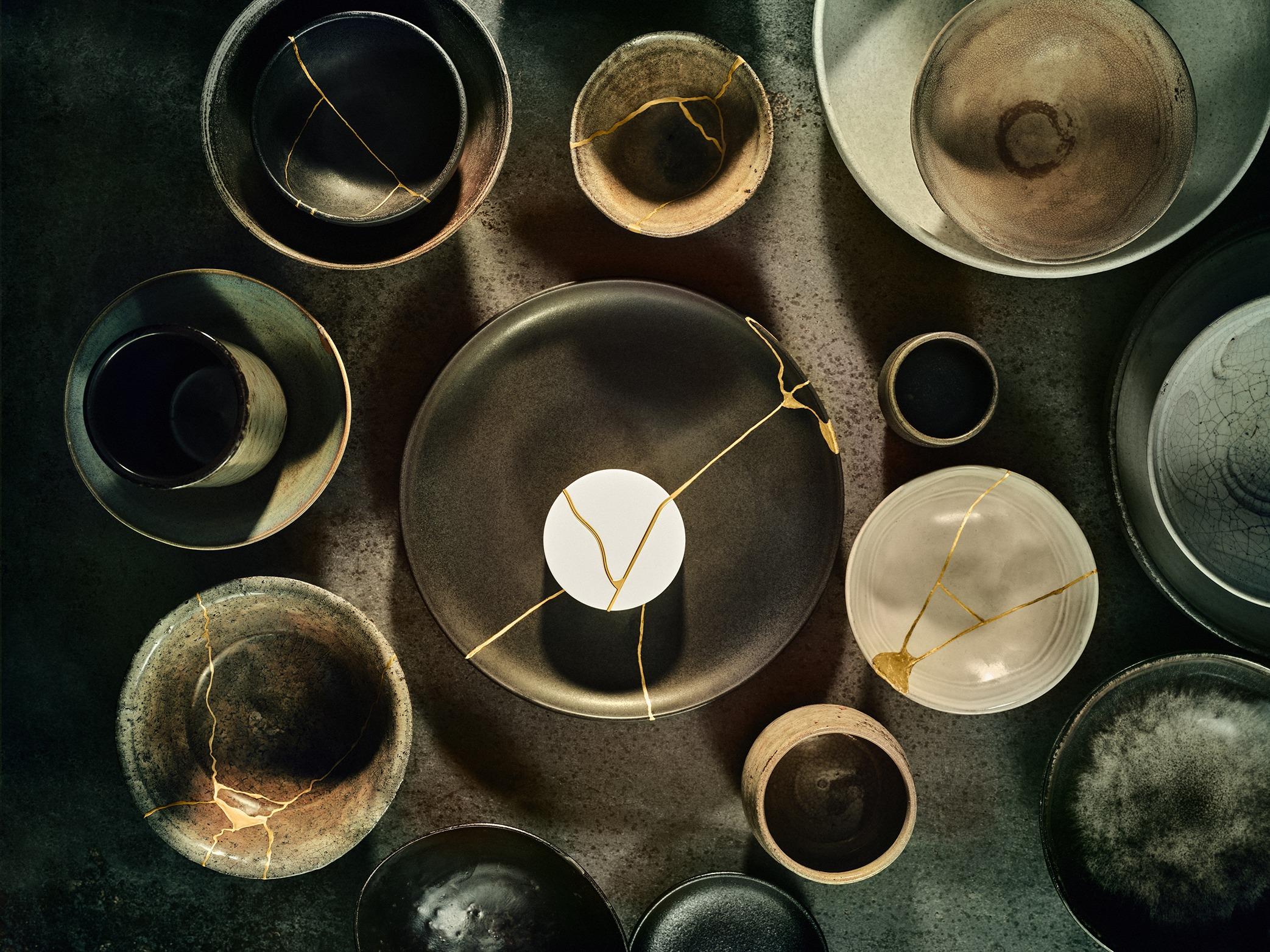 系列包裝採用奢華陶器釉面工藝,飾以金色紋路。