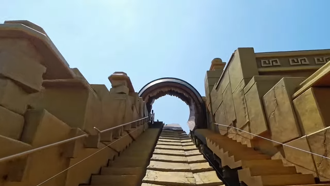 從官方影片介紹中可見過山車路軌偏斜,看來會是個走刺激路線的機動遊戲設施!(圖片來源: Nintendo of America YouTube頻道)