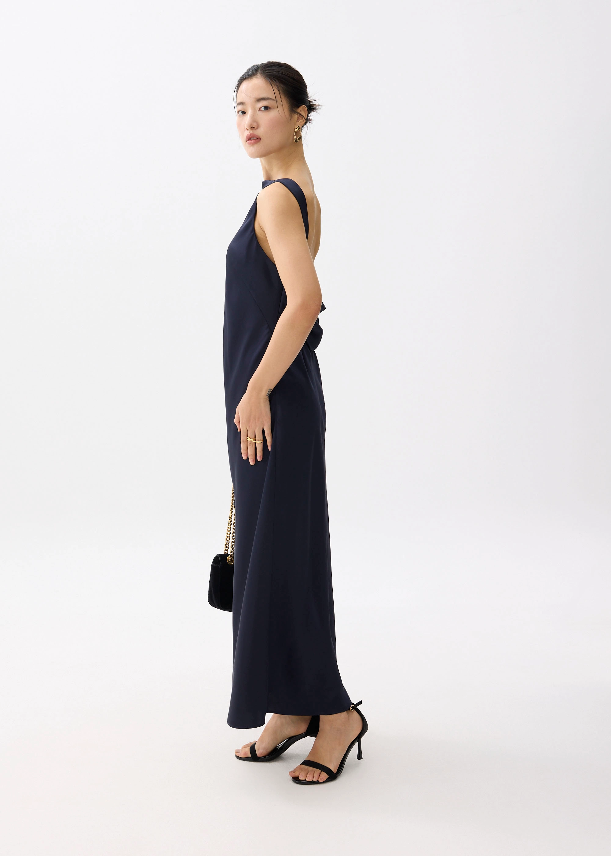 Satin Padded Drape Maxi Dress 原價$559 優惠價$420 (75折)