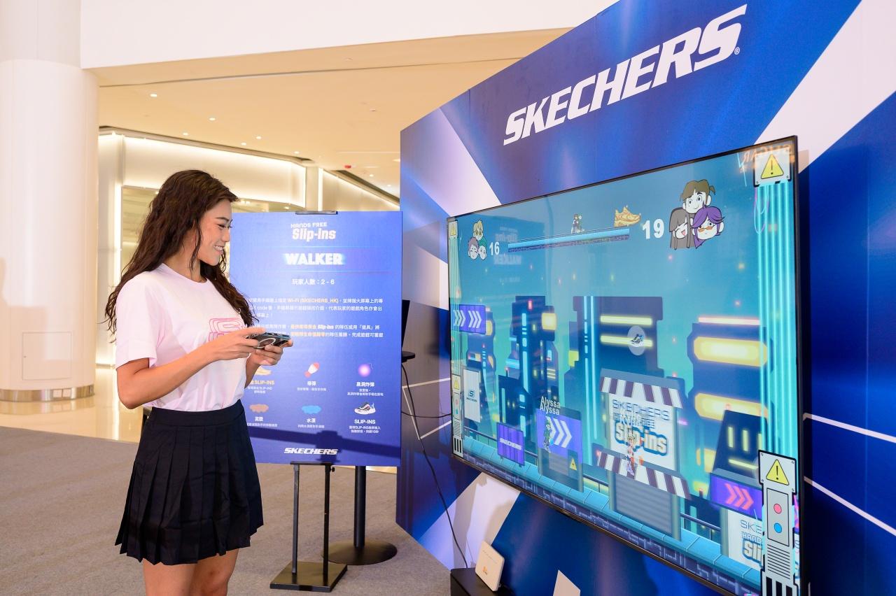 電玩冒險遊戲:Hands Free Slip-ins® Walker 一掃QR Code即可加入遊戲,玩家分為兩隊進行激烈對決。