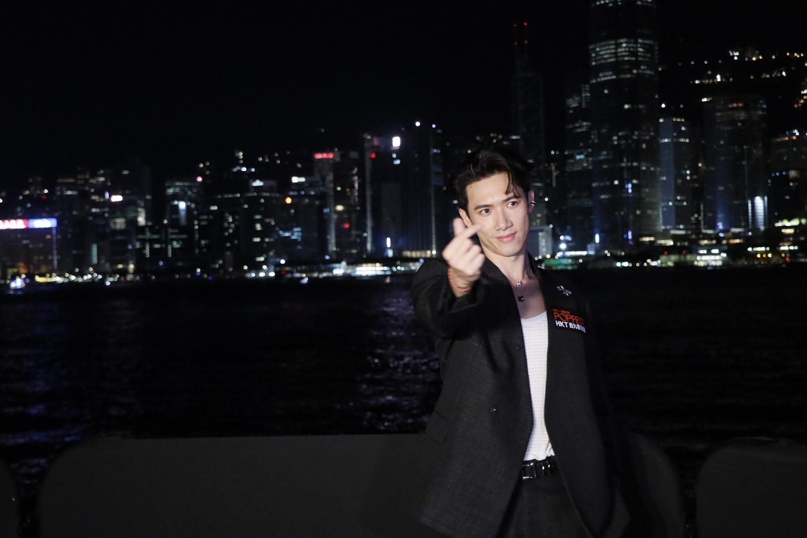 Stanley在維港夜景下受訪。(娛樂組攝)