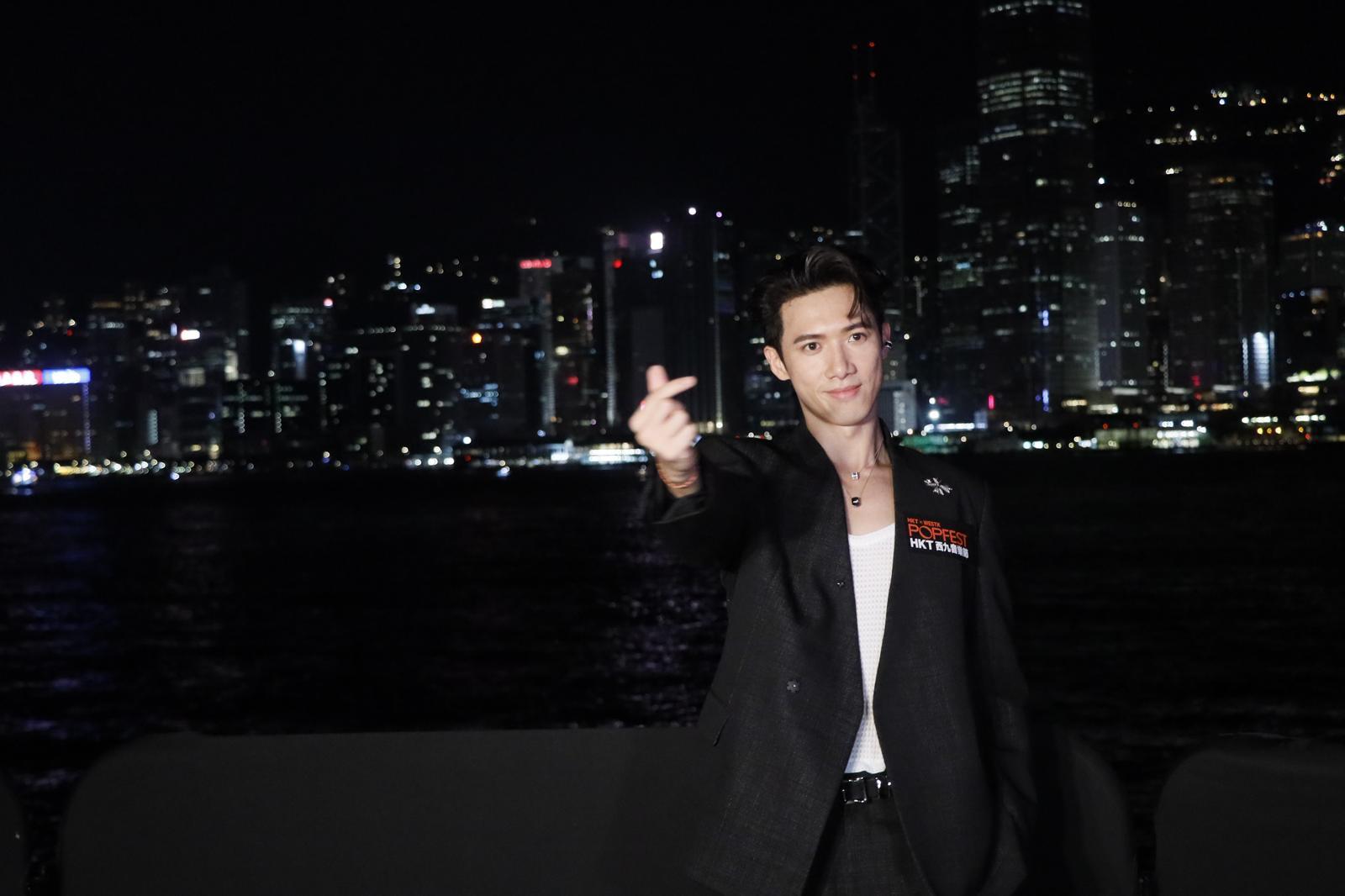 Stanley在維港夜景下受訪,大派心心。(娛樂組攝)