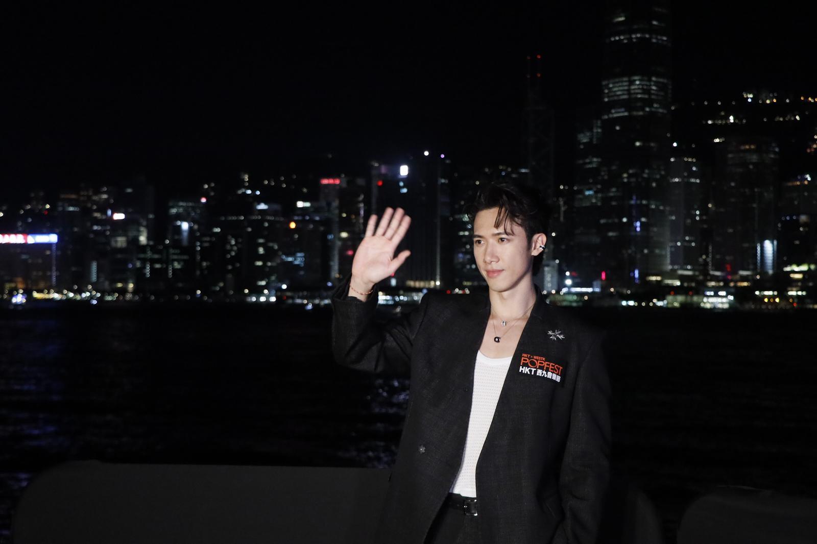 Stanley在維港夜景下受訪,大派心心。(娛樂組攝)