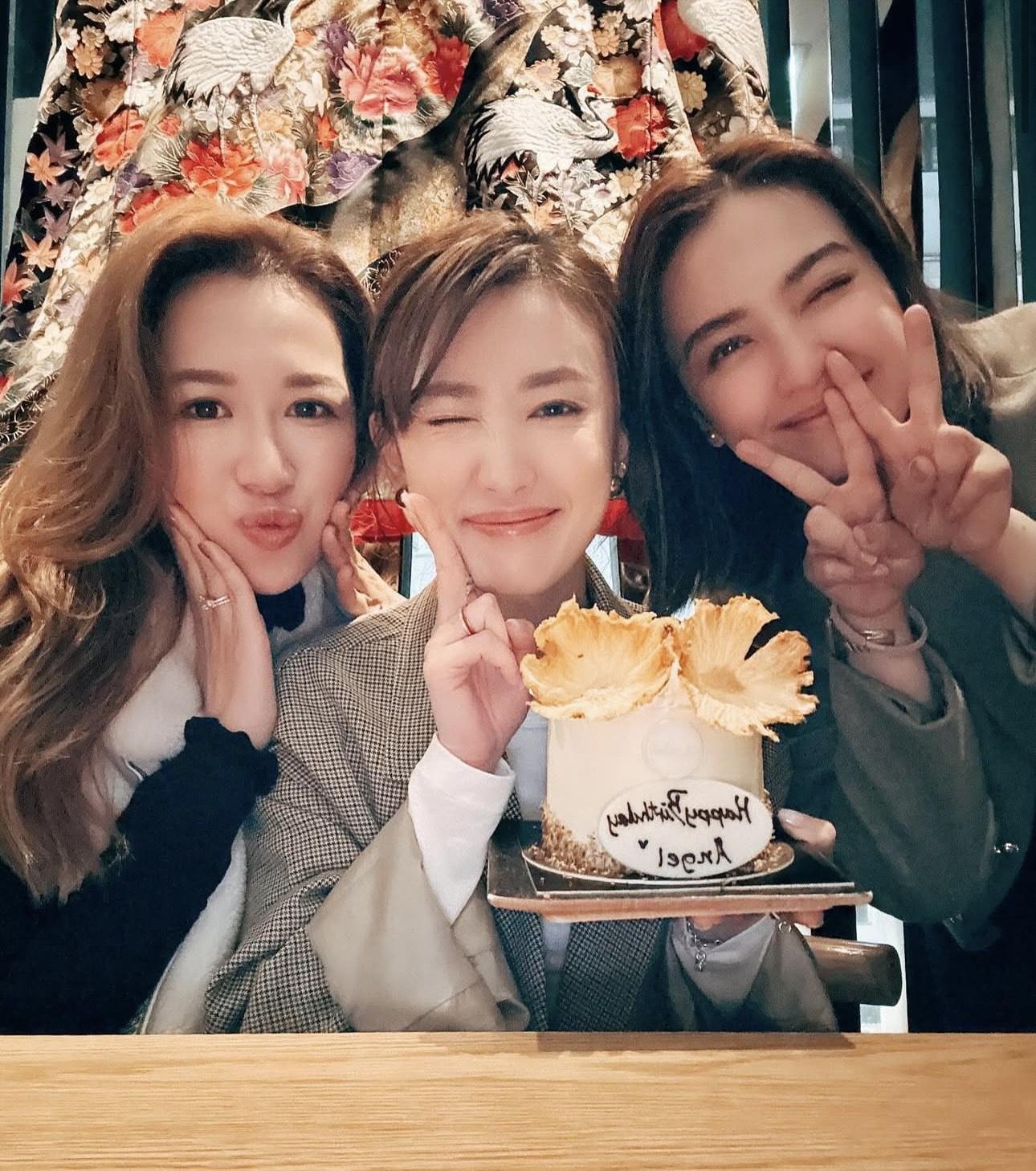 湯洛雯激罕「2Line黨」的聚會。