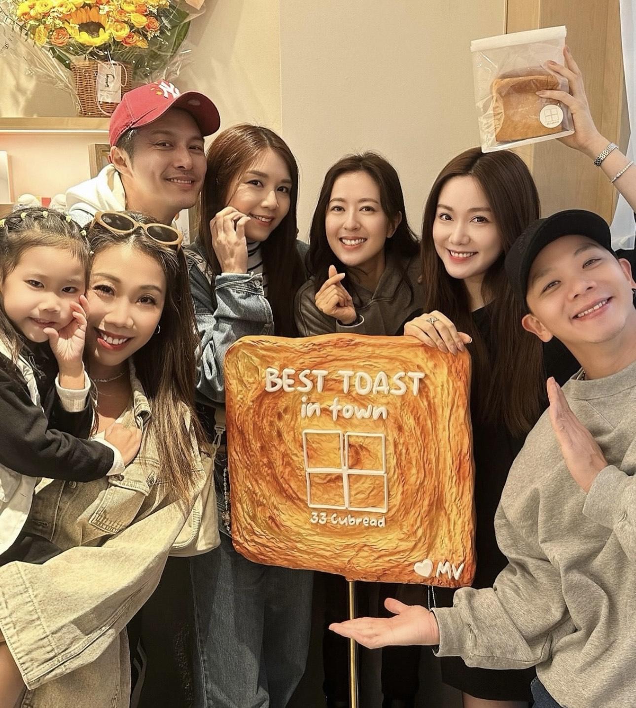 湯洛雯以二嫂身份,與「鐵馬家族」成員到唐詩詠的麵包店撐場。