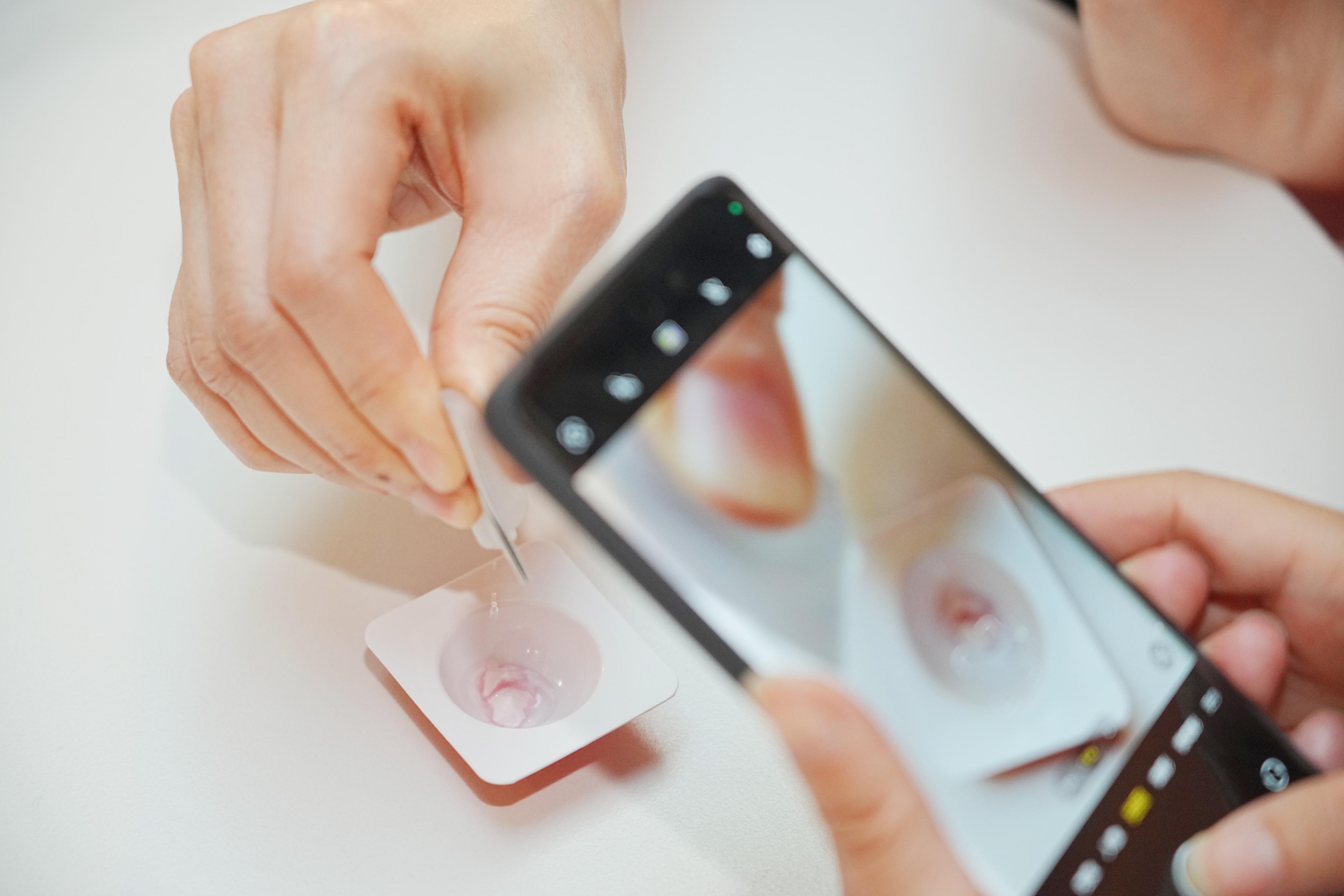 冷凍膠原凝時空煥膚膠囊用法簡單,使用時只要將「冰肌膠原珠」及「奇蹟復活精華」簡單混合即可使用。