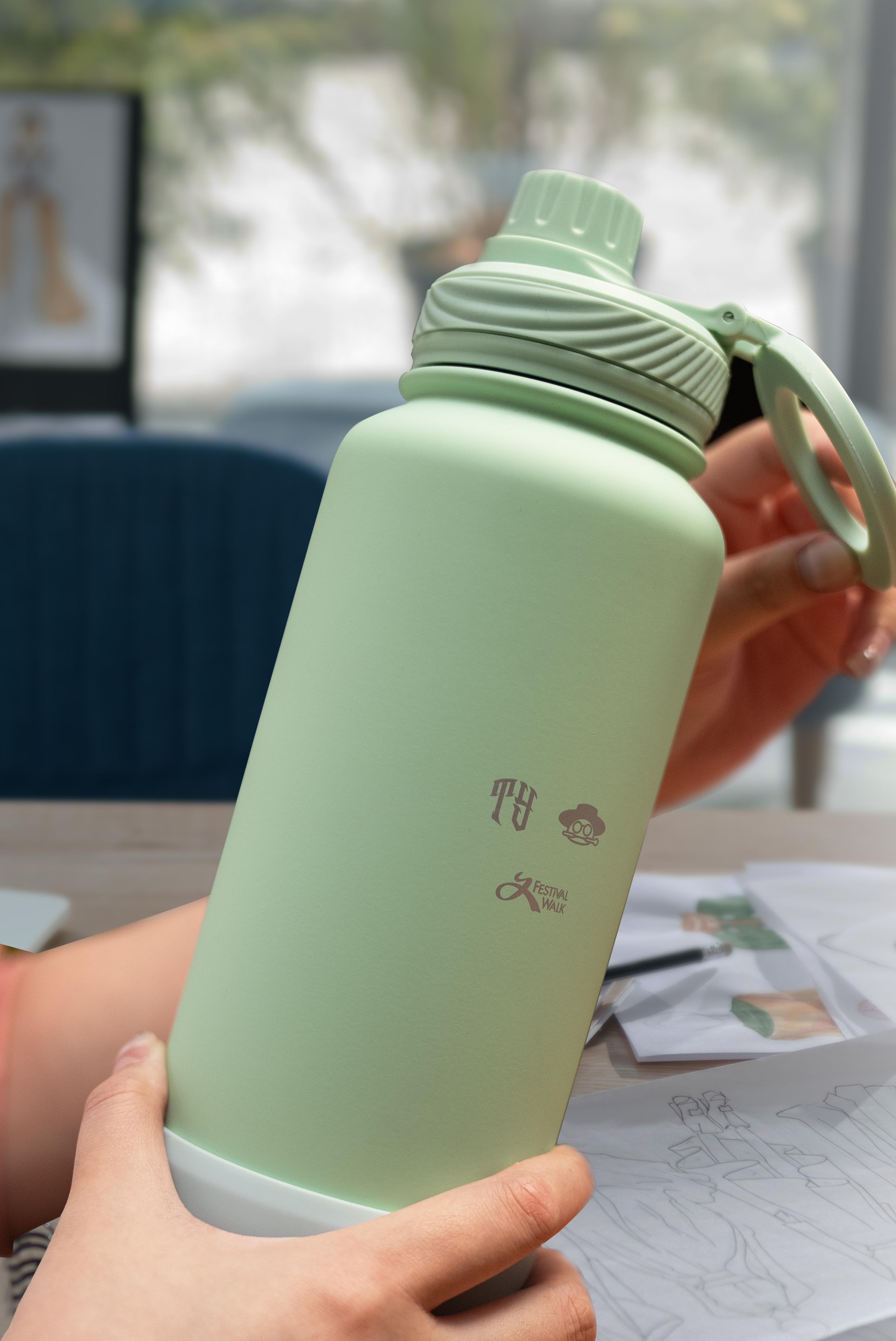 保溫瓶背面印上TY招牌字樣以及「喃嘸家謙」公仔。