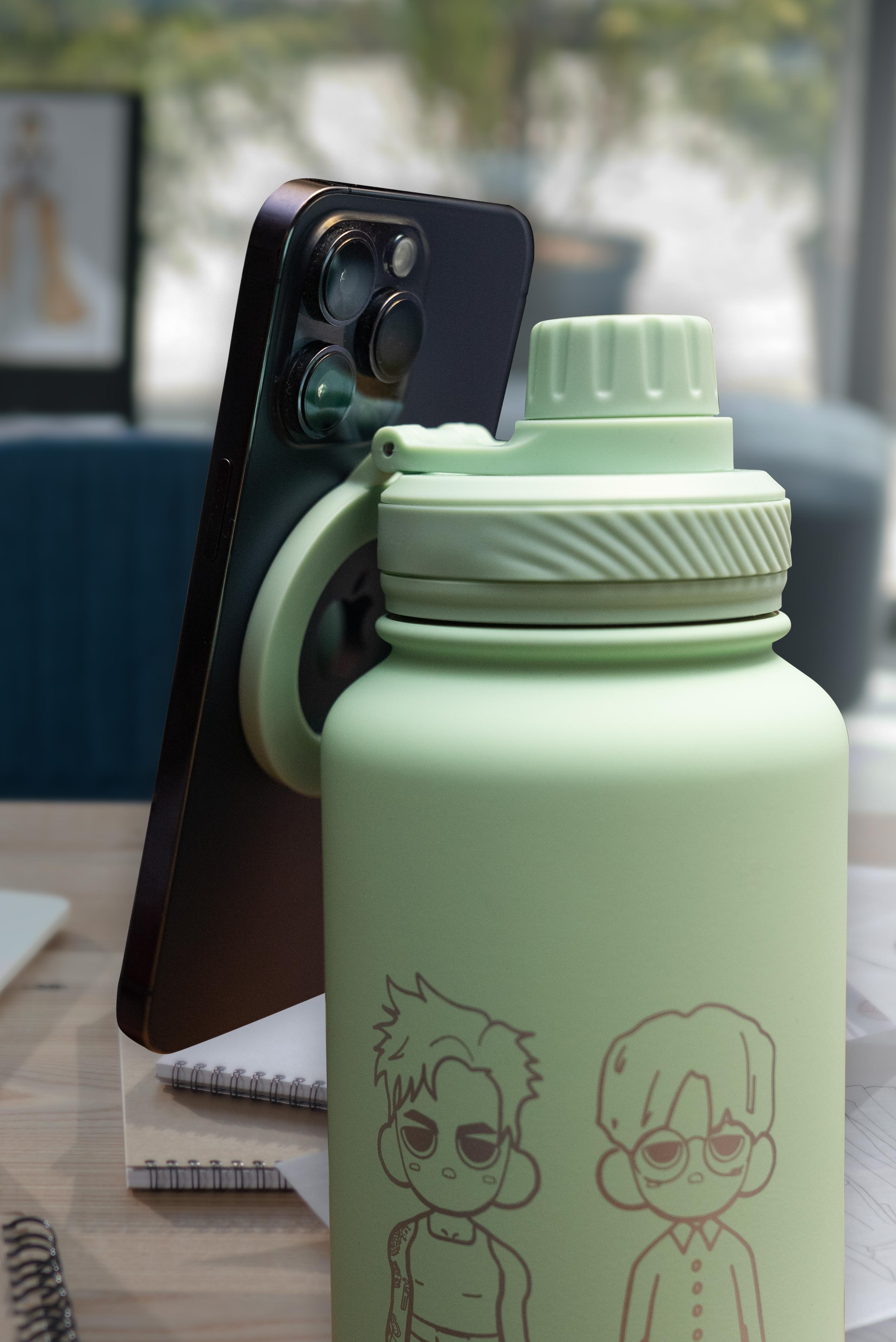 保溫瓶附上磁吸手機支架,可360°旋轉輕鬆切換橫豎屏,方便Tyson一邊健身一邊睇片。