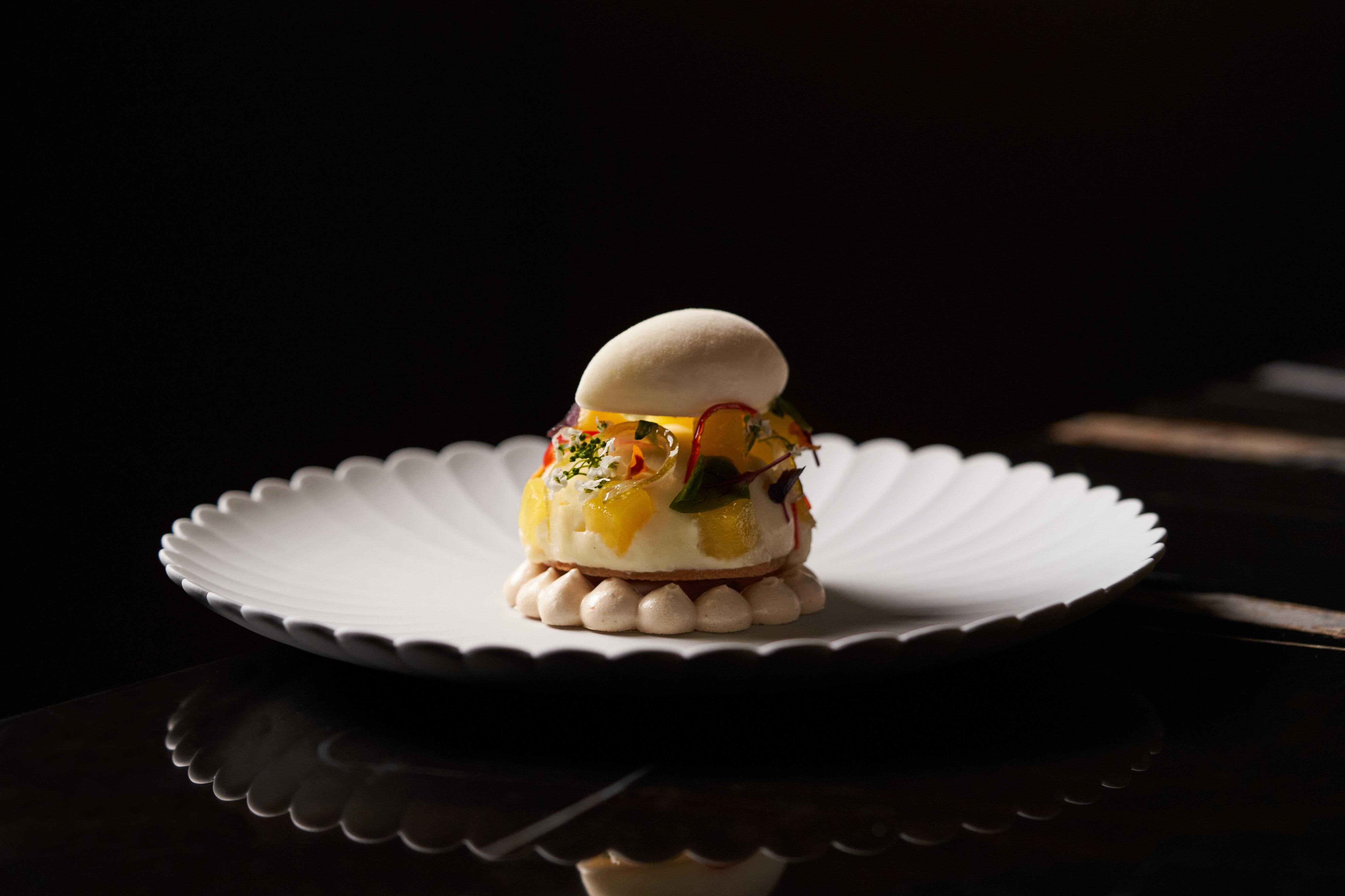 鳳梨,柚子法式奶油醬,辣椒青檸蛋白脆餅,布拉塔乳酪雪糕