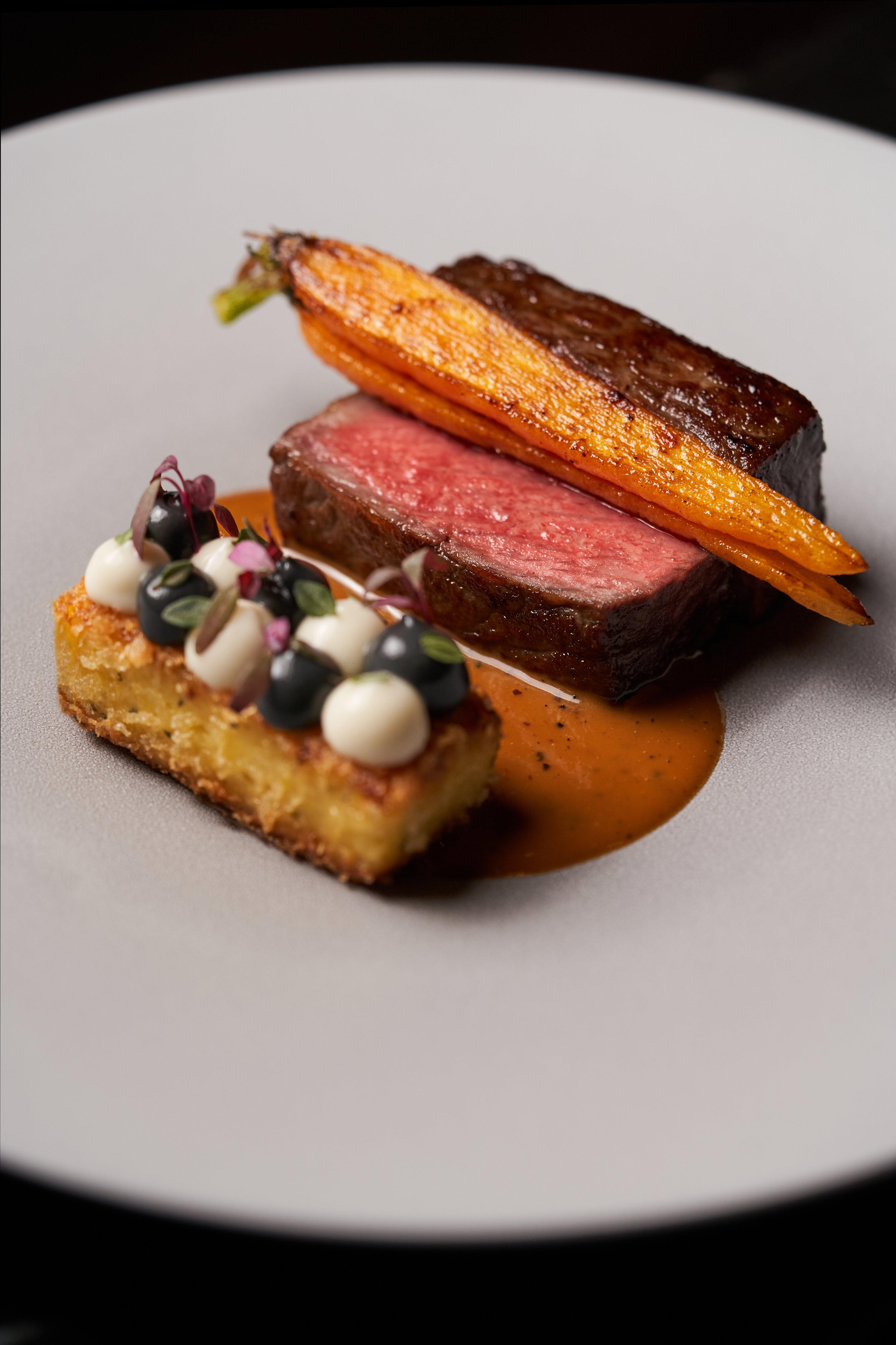 和牛西冷,百里香玉米糊,黑蒜,黑椒汁