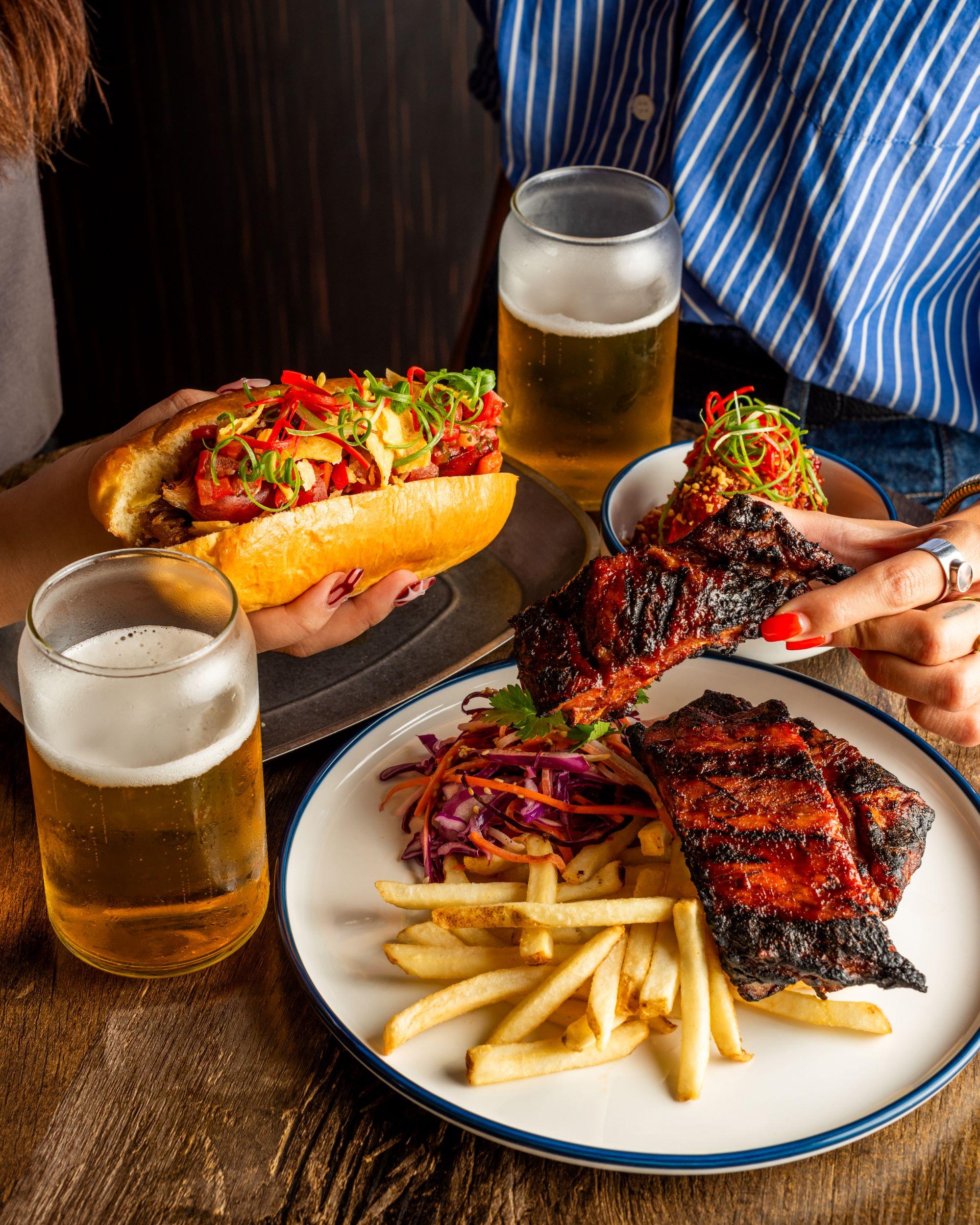 BB豬肋骨配燒烤醬及蘋果沙律$188、熱狗配牛肉腸、焦糖洋葱及番茄莎莎$138(The Sports Bar)