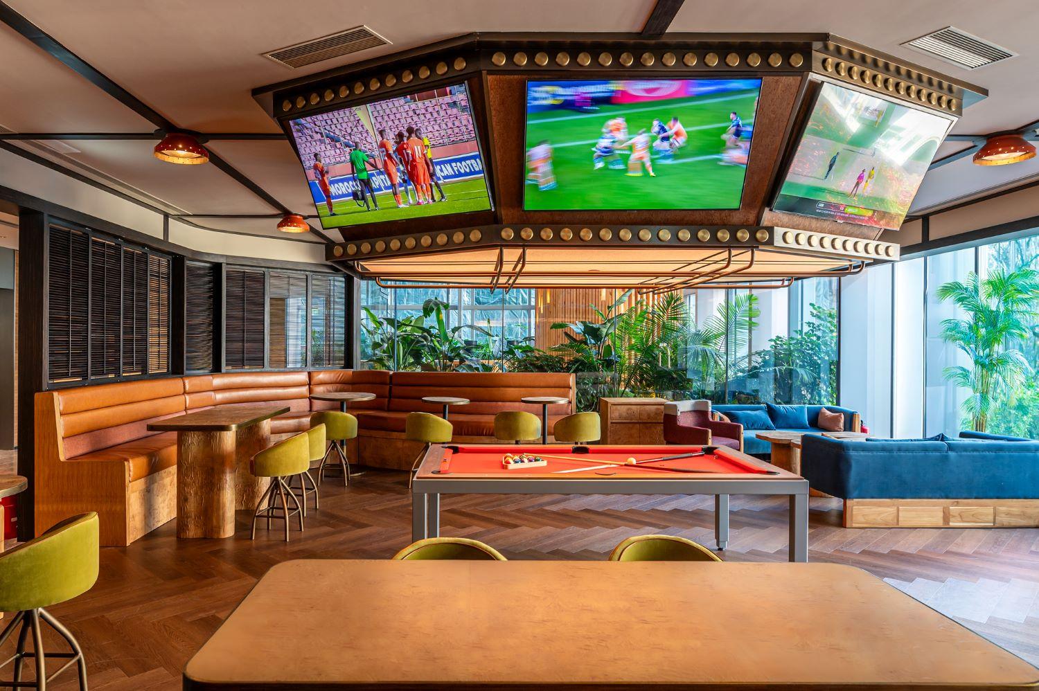 運動酒吧The Sports Bar配備桌球枱及大型電視,讓客人觀看體育節目。