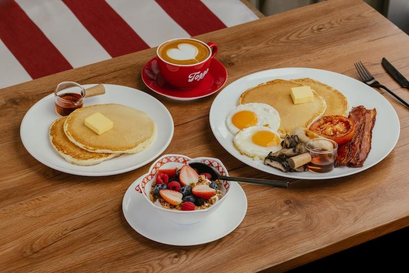 全日早餐:楓糖牛油美式鬆餅$78、煎蛋或炒蛋煙肉美式鬆餅$108 可另加錢自選配料,有磨菇、香腸、烤番茄、雜莓、意式雪糕。