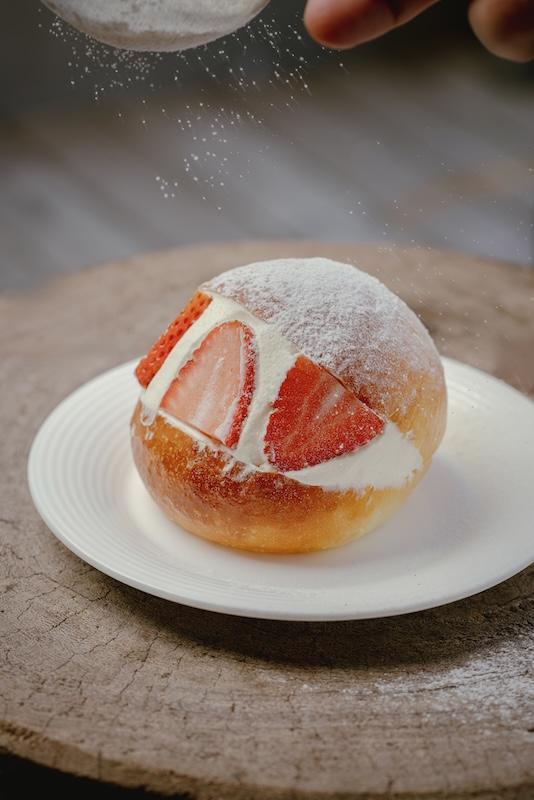 意大利忌廉甜包可自選沾醬、配料及手工意式雪糕。