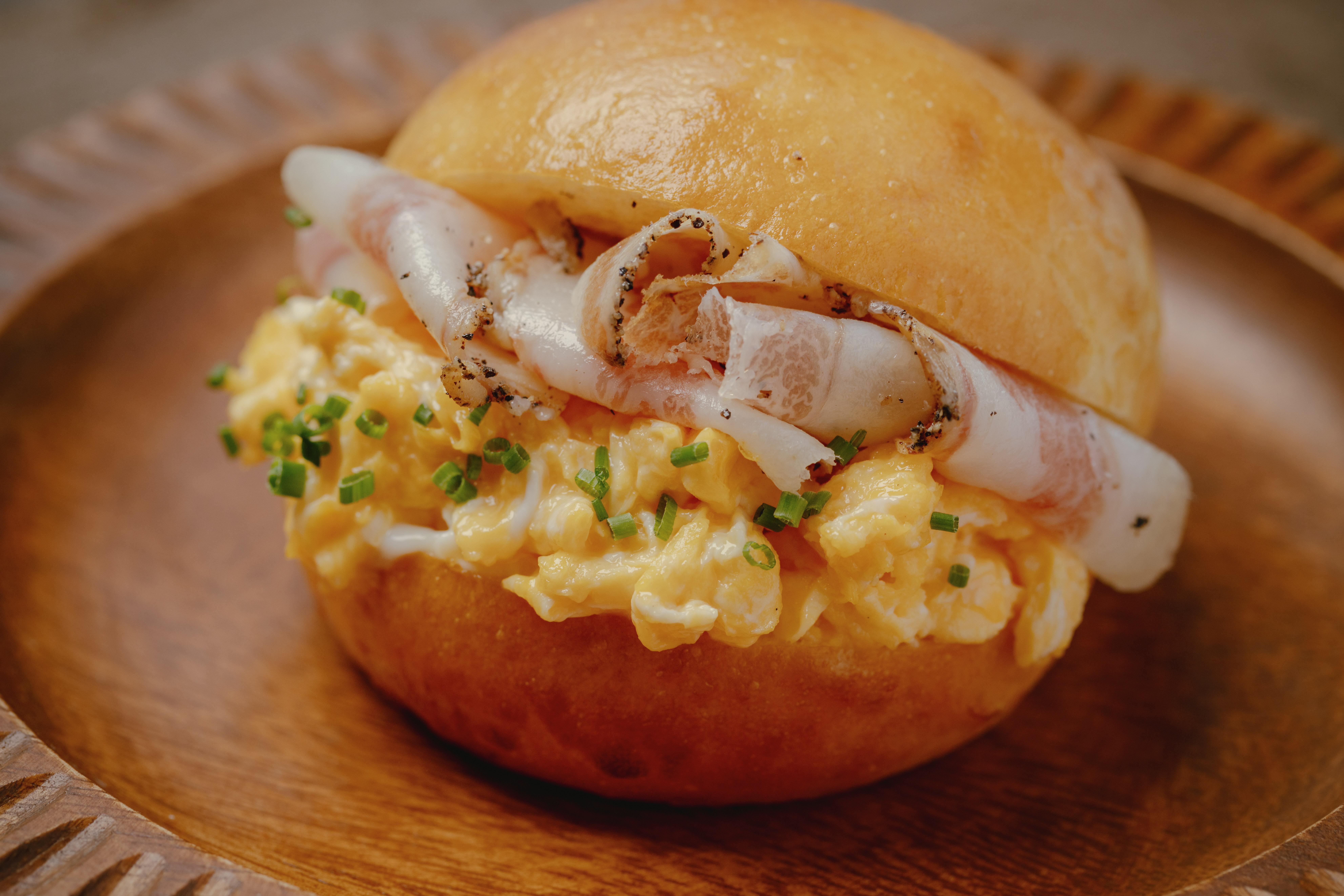 夾心包配炒蛋及風乾豬臉頰肉$68