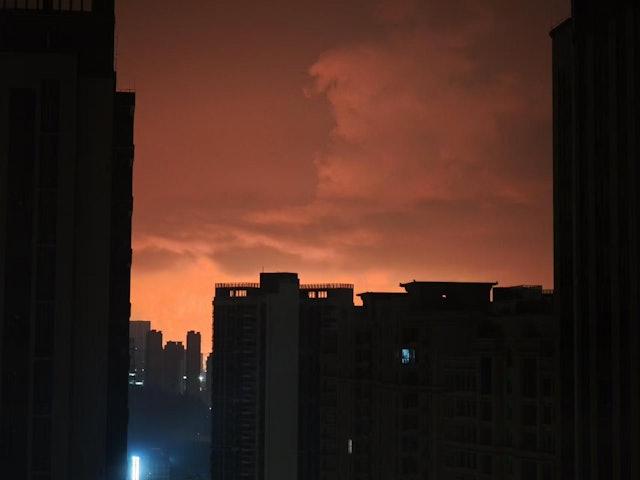 網上流傳的4張據稱拍攝於大亞灣的照片,可見橙紅色煙霧照亮了天空,疑似有火光。(網上圖片)