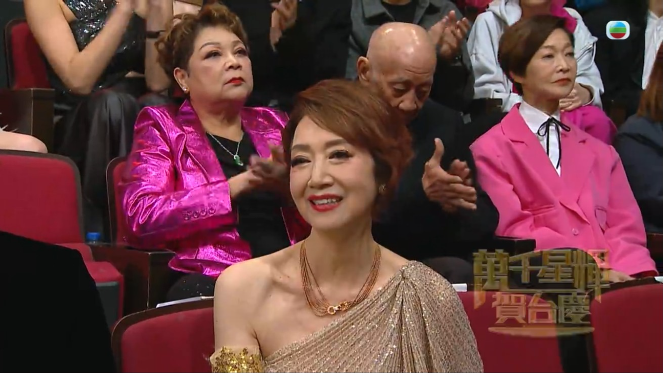 謝雪心與肥媽的表情好大對比。