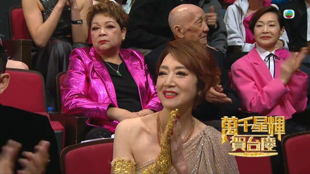 謝雪心與肥媽的表情好大對比。