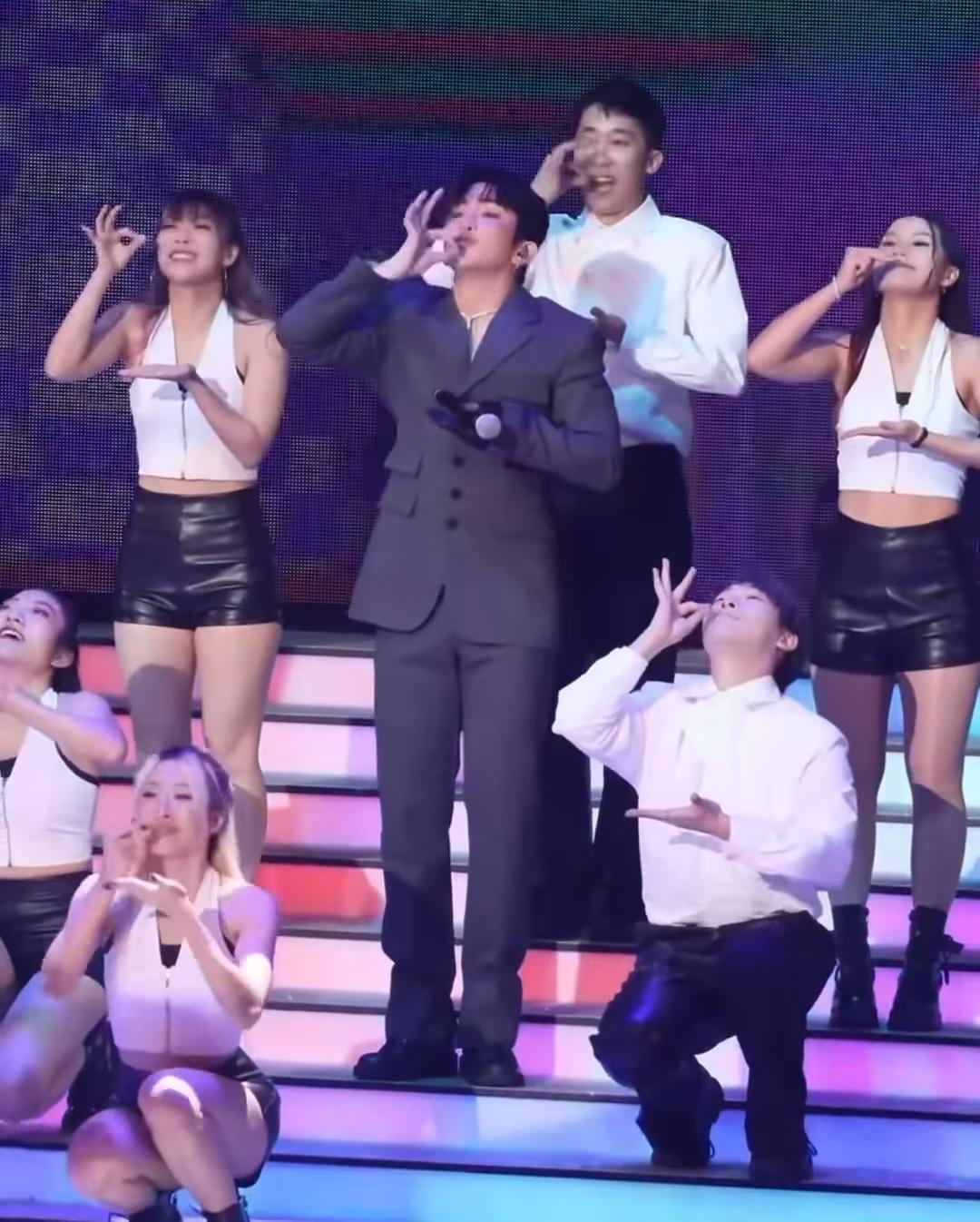 Anson Lo擔任汪明荃紅館演唱會嘉賓，跳唱《Hey Hey OK！》。