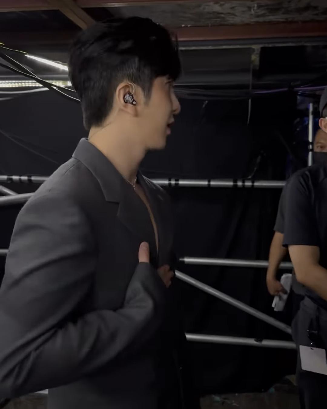 Anson Lo在社交平台上載在後台準備出場的短片，要深呼吸和拍拍心口，紓緩緊張情緒。