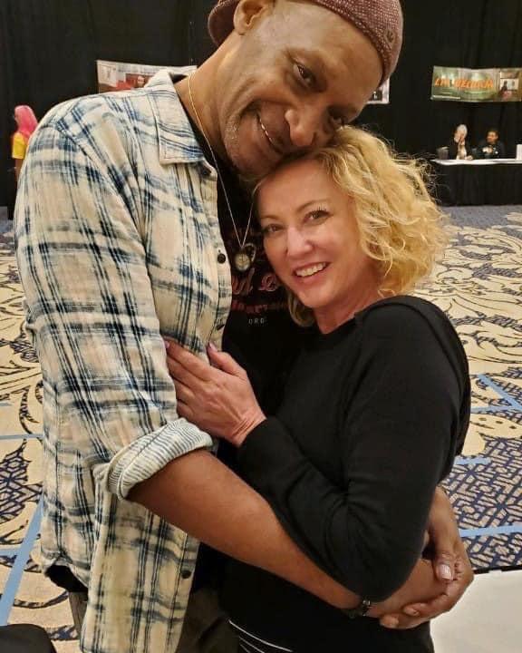 Virginia Madsen上載兩人合照,悼念Tony Todd的離開。