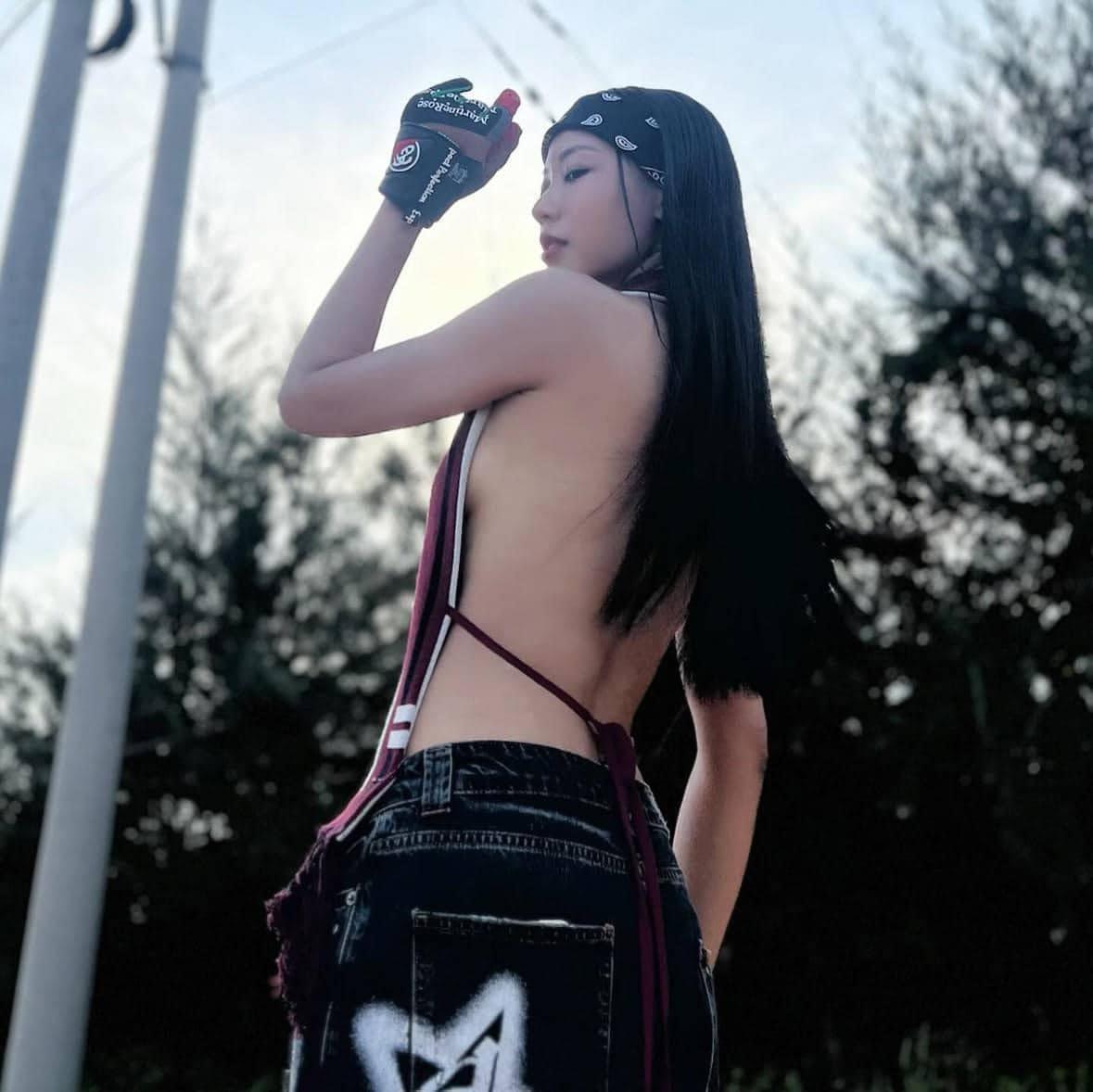 芯駖早前單以頸巾包裹上身,拍下一輯「無著衫」的性感靚相。