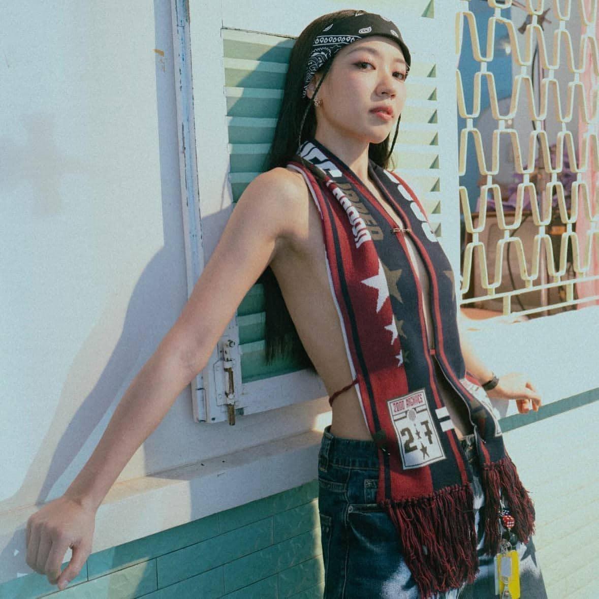 芯駖早前單以頸巾包裹上身,拍下一輯「無著衫」的性感靚相。