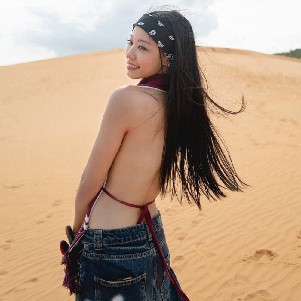 芯駖早前單以頸巾包裹上身,拍下一輯「無著衫」的性感靚相。