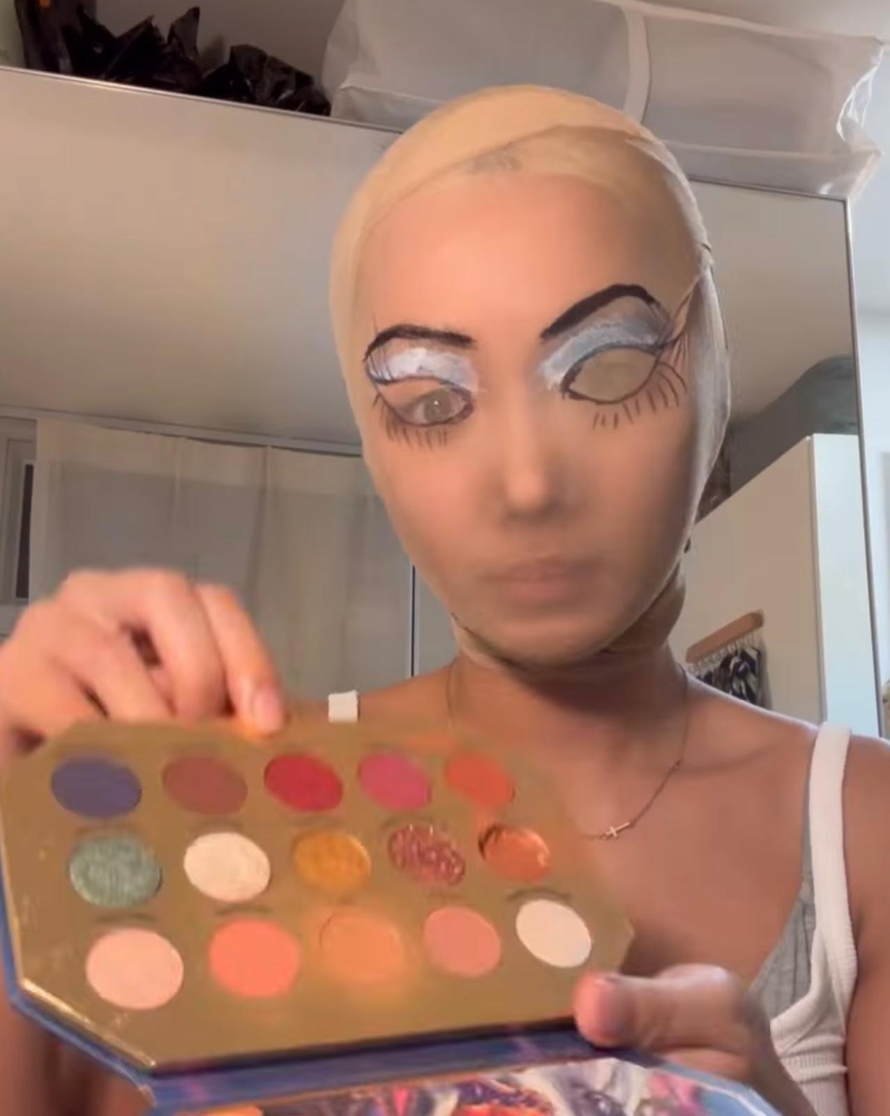 Marf於萬聖節笠絲襪化妝應節。