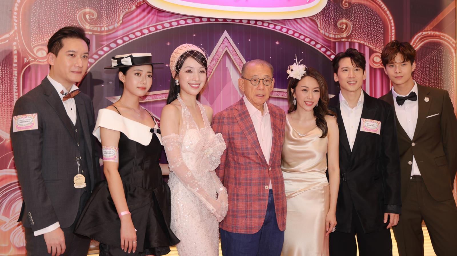 楊受成與一眾英皇藝人出席沙田馬場的「莎莎婦女銀袋日」。