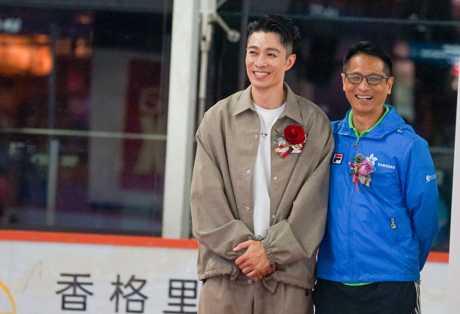 周柏豪(左)出席冰球U17聯賽盃開球禮。