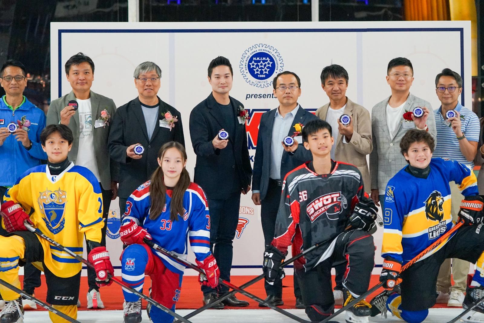 周柏豪、黃金寶及中國香港冰球總會主席陳恩永先生出席活動。