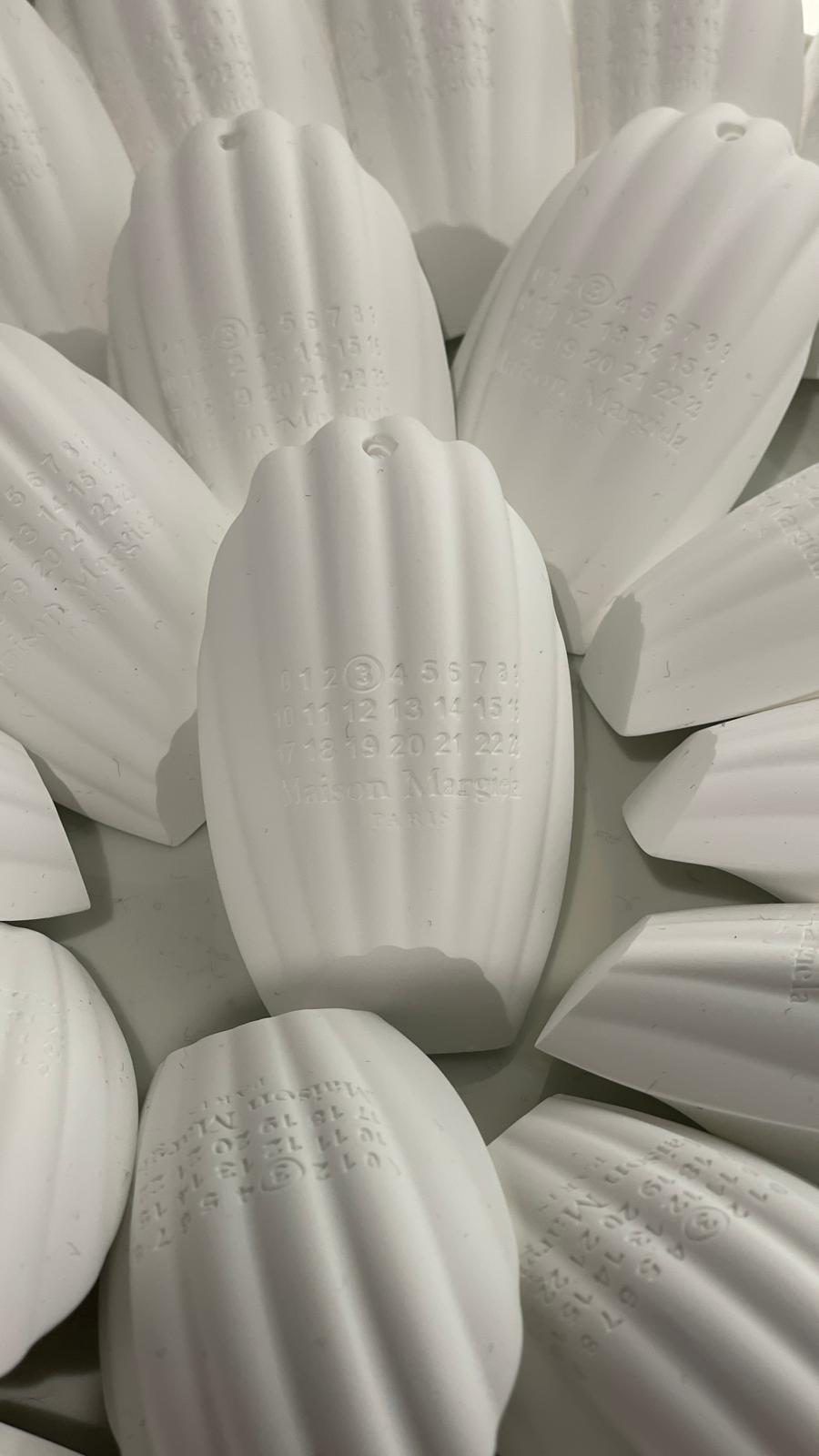 瑪德琳蛋糕造型擴香石有Maison Margiela的標誌數字標籤設計。