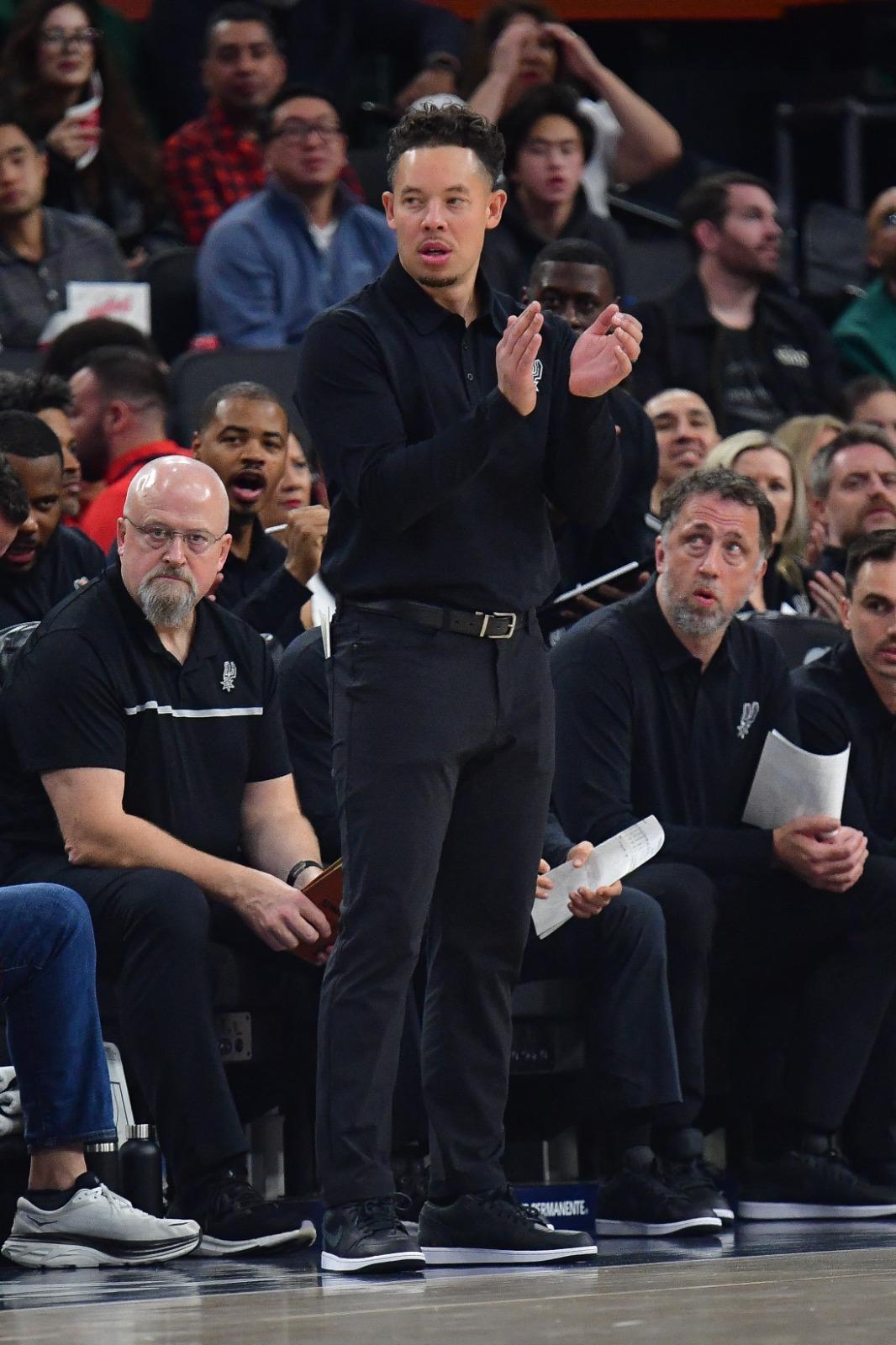 普波域治缺陣期間米治莊臣(Mitch Johnson)是馬刺暫代總教練。(路透社)