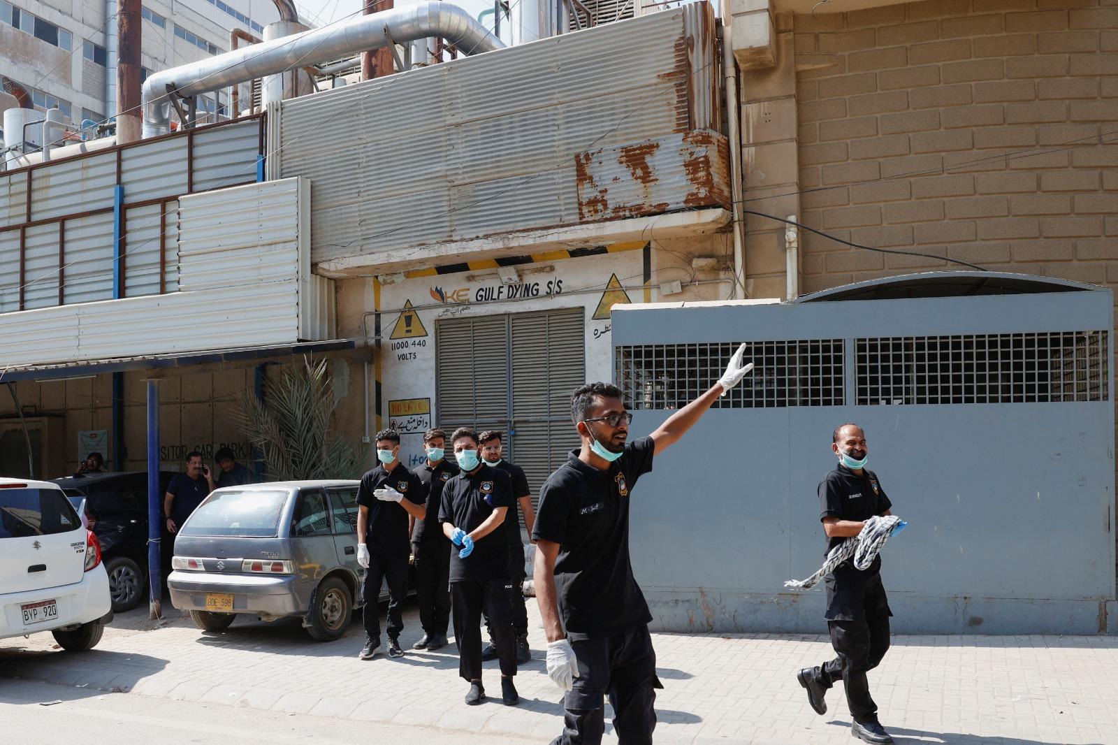 巴基斯坦卡拉奇紡織廠外兩名中國公民遭保安員槍擊受傷,事後大批警員到場,封鎖現場調查。(路透社)