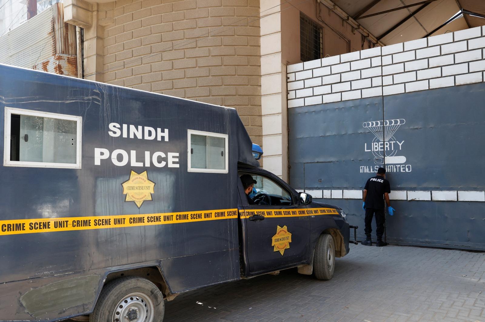 巴基斯坦卡拉奇紡織廠外兩名中國公民遭保安員槍擊受傷,事後大批警員到場,封鎖現場調查。(路透社)