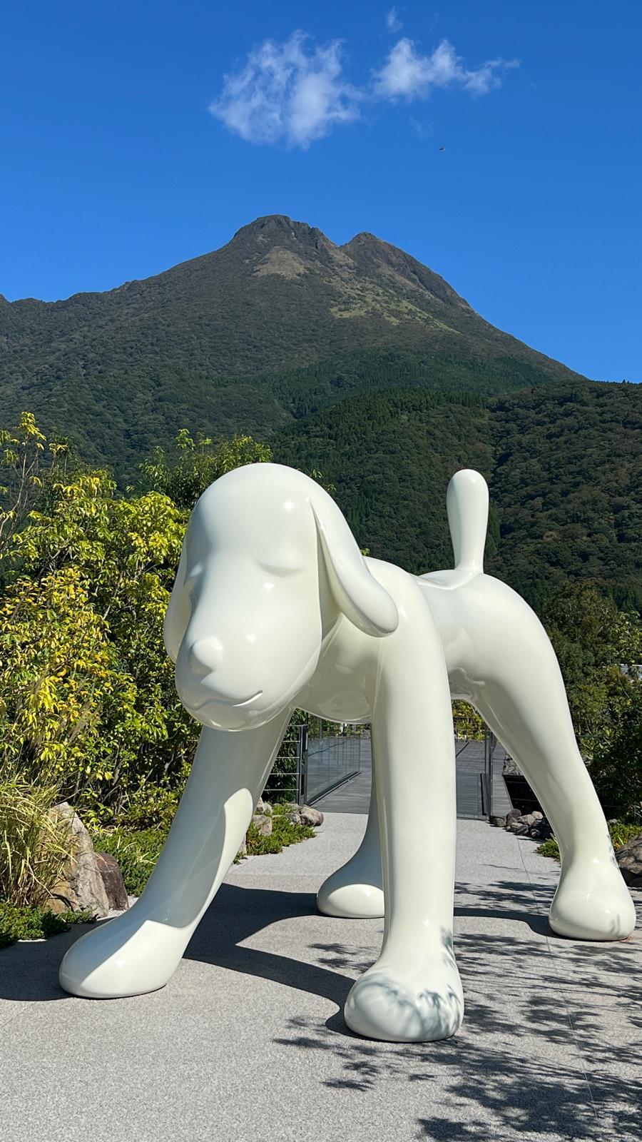 到頂樓的戶外空間,眼前是奈良美智的白色狗狗雕塑,背景是雄偉的由布岳,天地間浸透著安靜的美