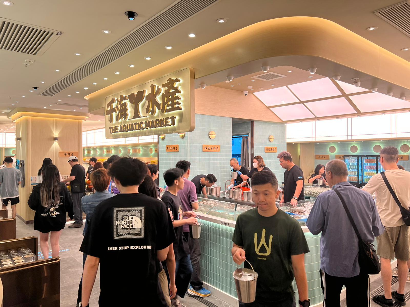 荃灣分店一樣設置大型魚缸,養著10款活海鮮。