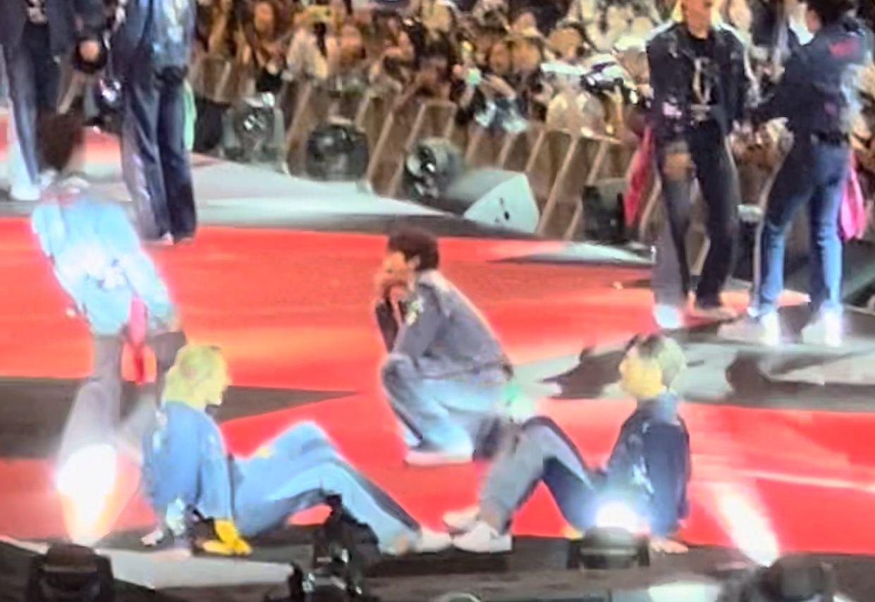 Edan和Jer在MIRROR 6周年見面會台上,齊齊挈腿趷蘿,重演《MIRROR GO》的畫面。