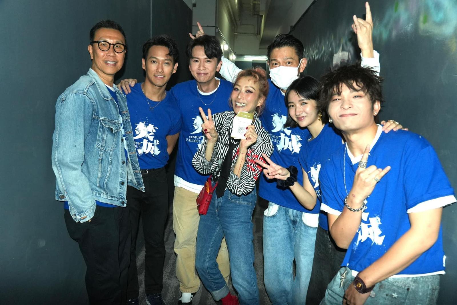 劉德華與何啟華、林家熙、許恩怡、黃愷傑和導演潘耀明為《焚城》謝票,驚喜遇上鄭秀文。(娛樂組攝)