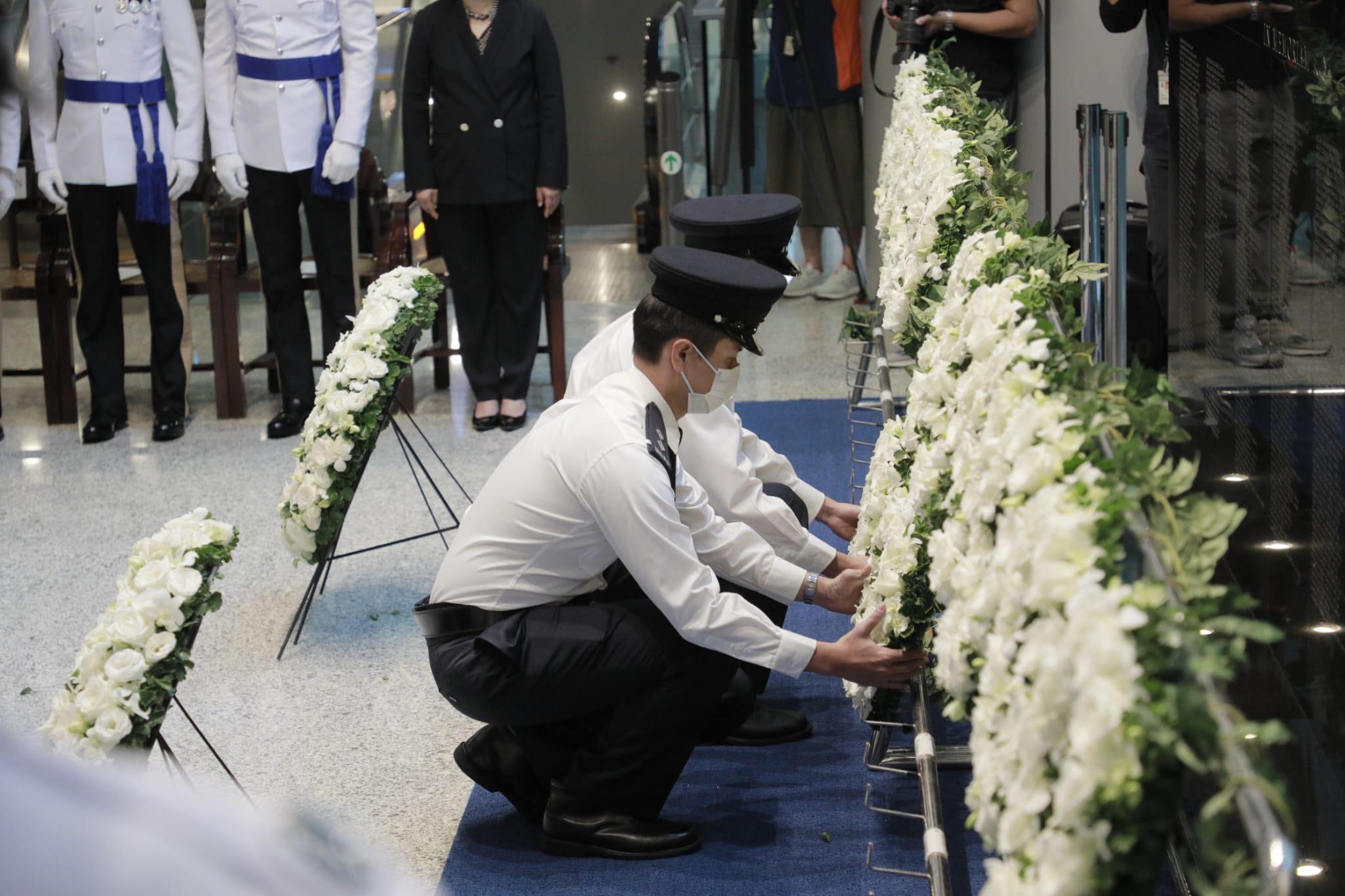 警務處處長蕭澤頤及香港輔助警察隊總監楊祖賜,聯同警隊所有主要單位及協會的代表,在警察總部出席警隊紀念日,悼念因公殉職的警務人員。