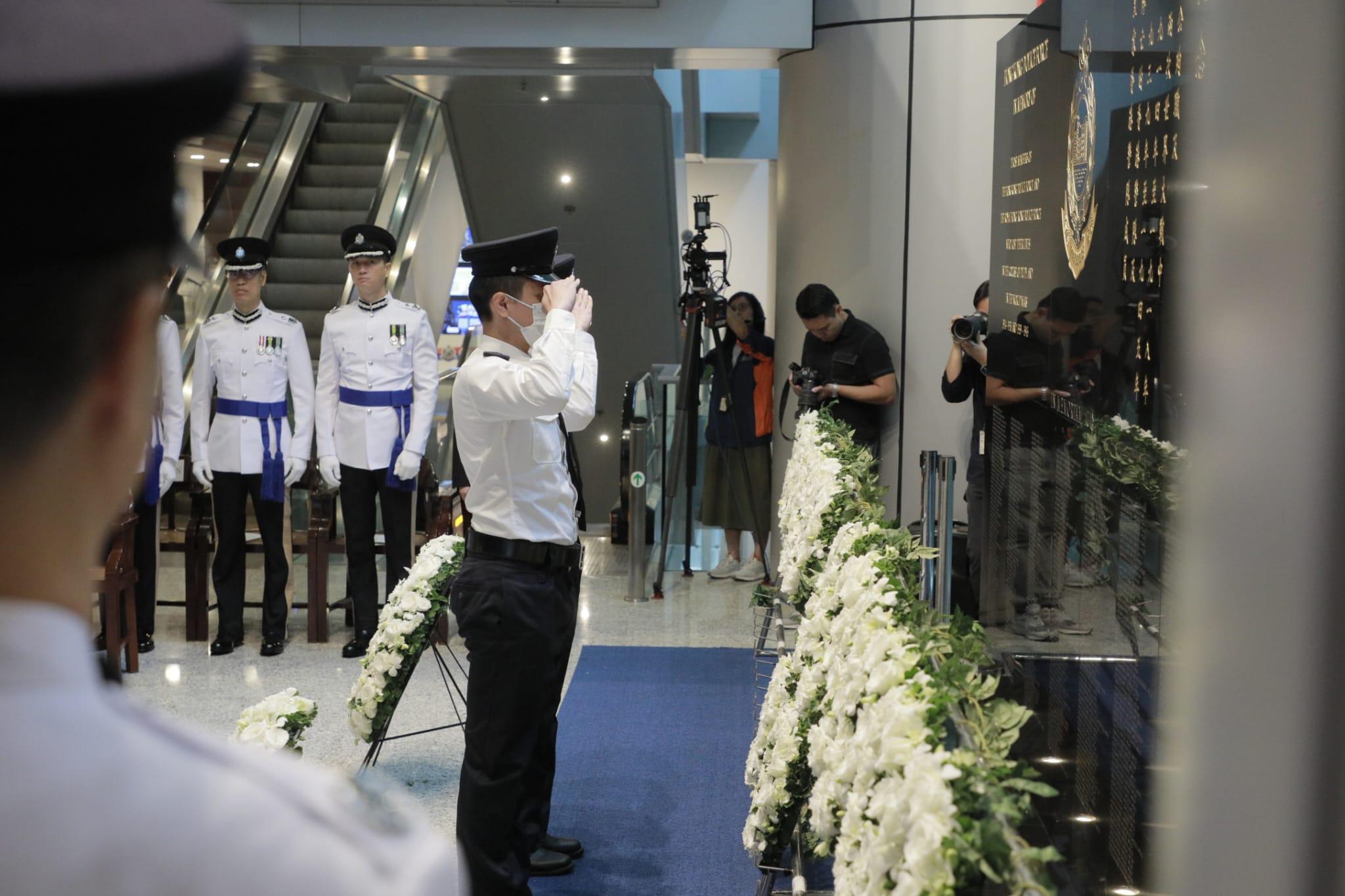 警務處處長蕭澤頤及香港輔助警察隊總監楊祖賜,聯同警隊所有主要單位及協會的代表,在警察總部出席警隊紀念日,悼念因公殉職的警務人員。