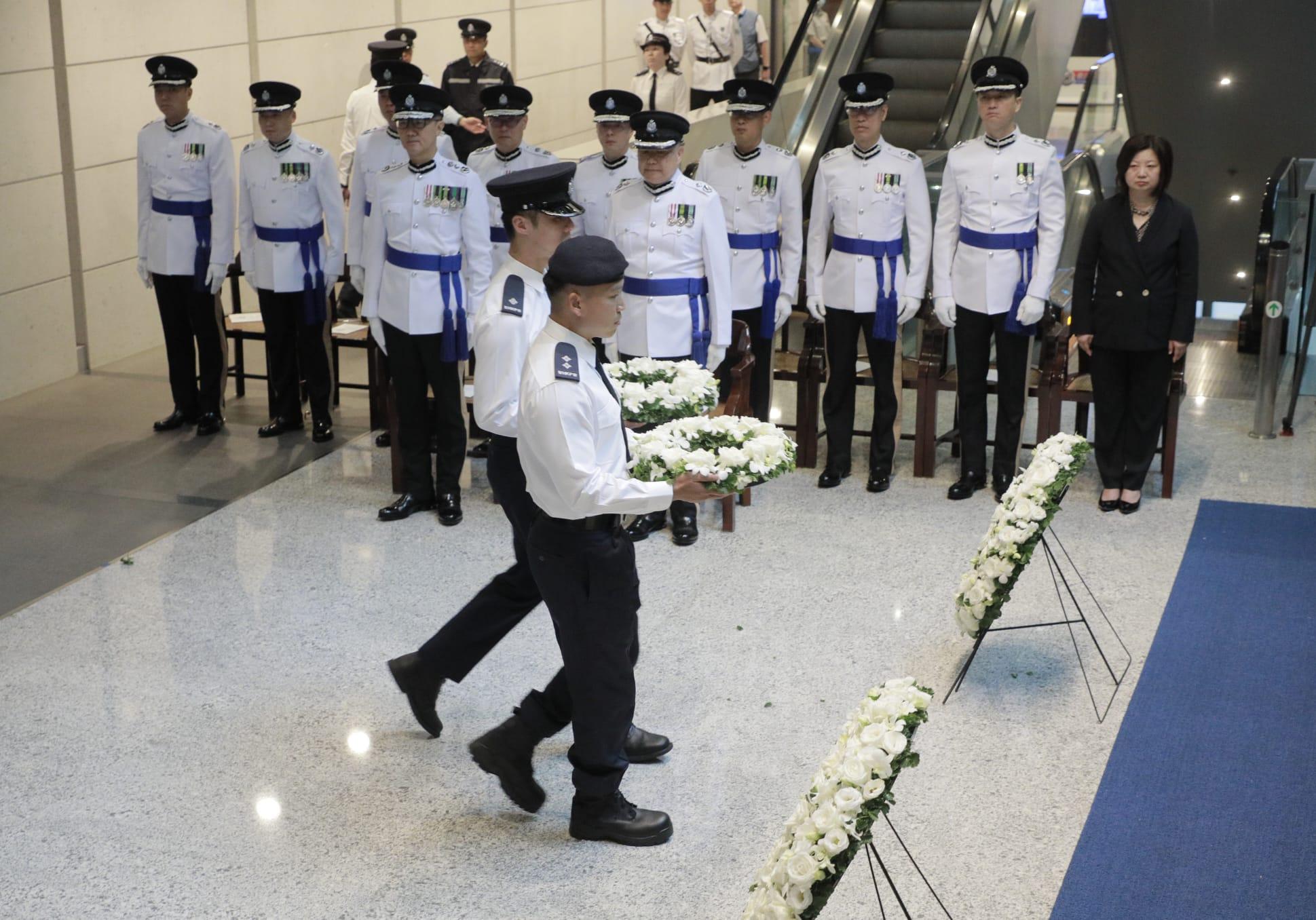 警務處處長蕭澤頤及香港輔助警察隊總監楊祖賜,聯同警隊所有主要單位及協會的代表,在警察總部出席警隊紀念日,悼念因公殉職的警務人員。