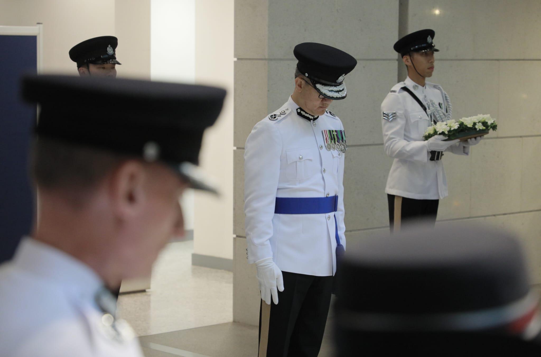 警務處處長蕭澤頤及香港輔助警察隊總監楊祖賜,聯同警隊所有主要單位及協會的代表,在警察總部出席警隊紀念日,悼念因公殉職的警務人員。