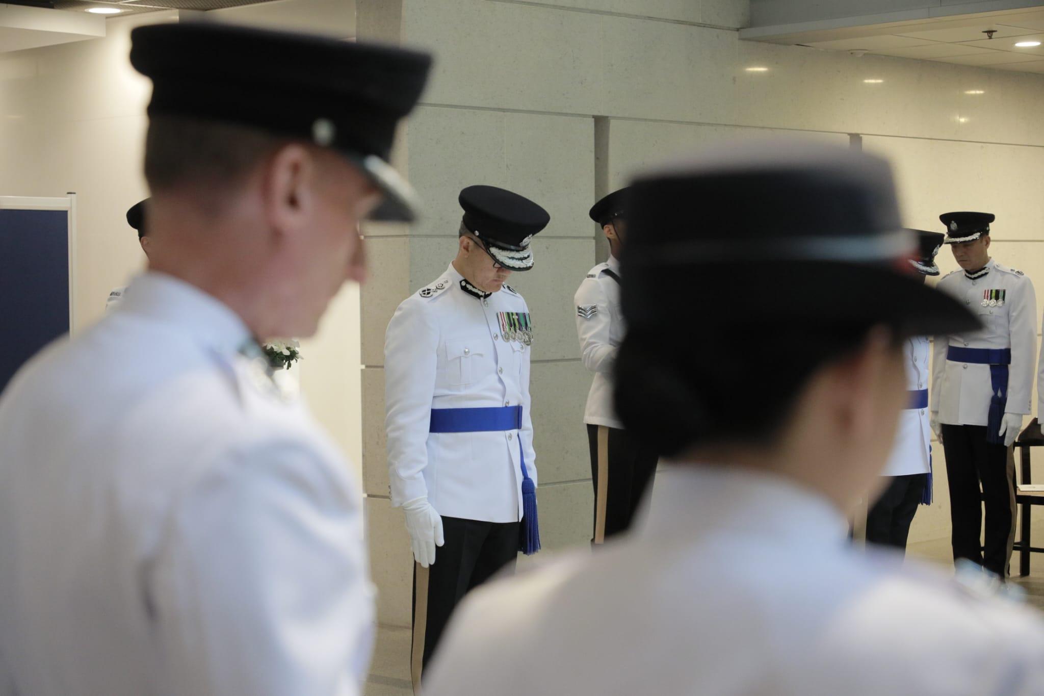 警務處處長蕭澤頤及香港輔助警察隊總監楊祖賜,聯同警隊所有主要單位及協會的代表,在警察總部出席警隊紀念日,悼念因公殉職的警務人員。