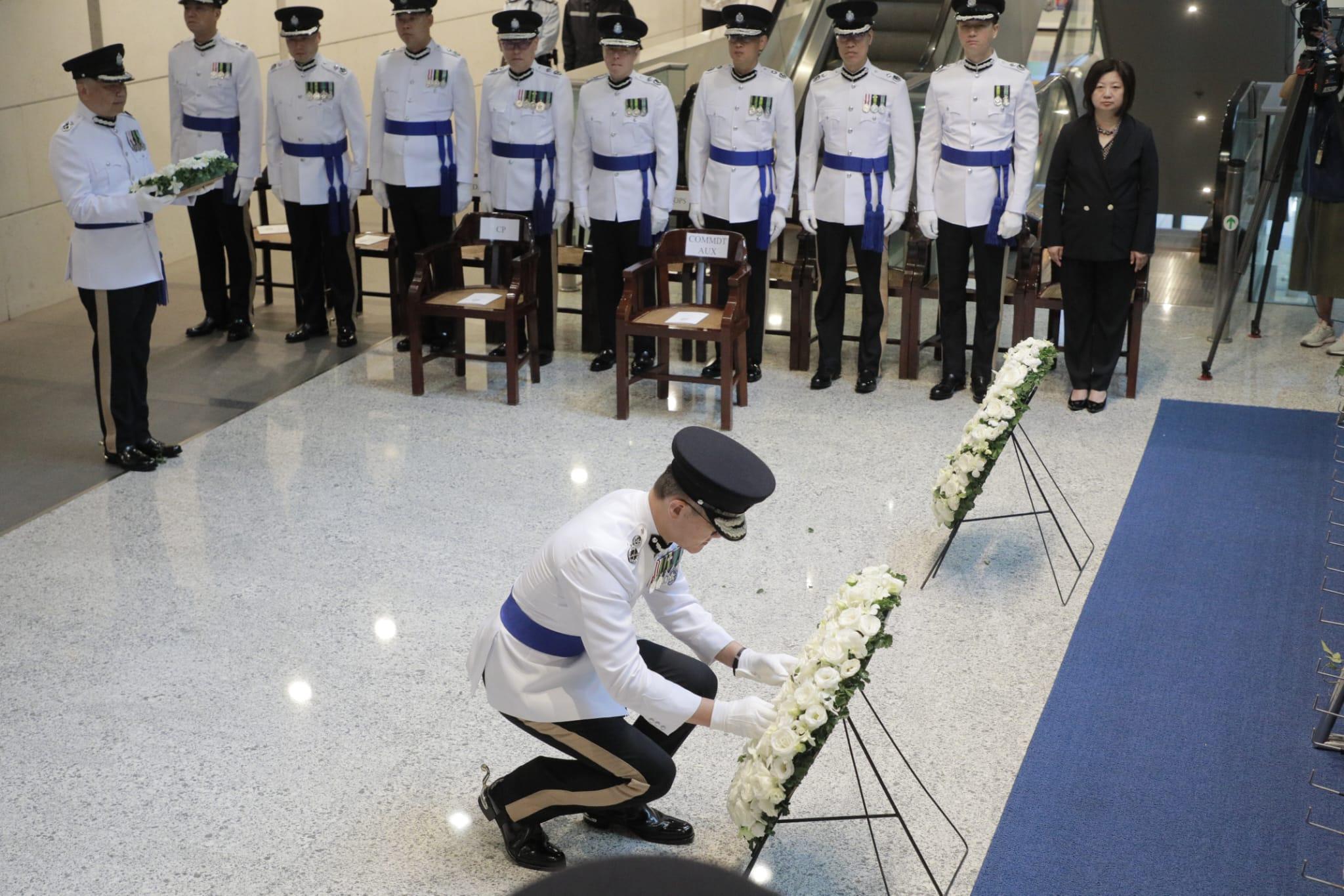 警務處處長蕭澤頤及香港輔助警察隊總監楊祖賜,聯同警隊所有主要單位及協會的代表,在警察總部出席警隊紀念日,悼念因公殉職的警務人員。