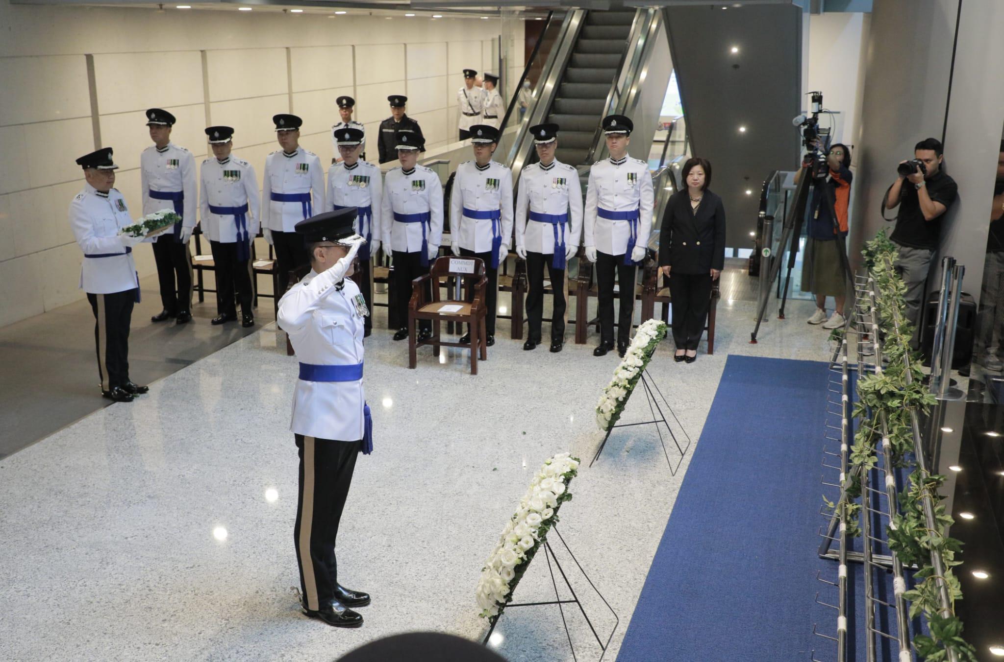 警務處處長蕭澤頤及香港輔助警察隊總監楊祖賜,聯同警隊所有主要單位及協會的代表,在警察總部出席警隊紀念日,悼念因公殉職的警務人員。