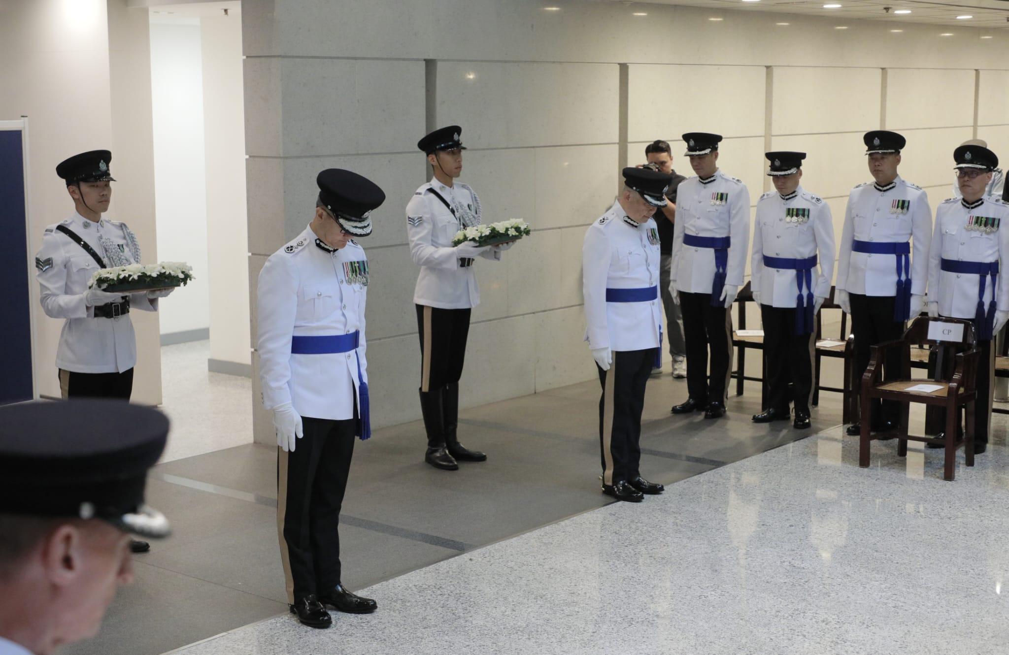 警務處處長蕭澤頤及香港輔助警察隊總監楊祖賜,聯同警隊所有主要單位及協會的代表,在警察總部出席警隊紀念日,悼念因公殉職的警務人員。